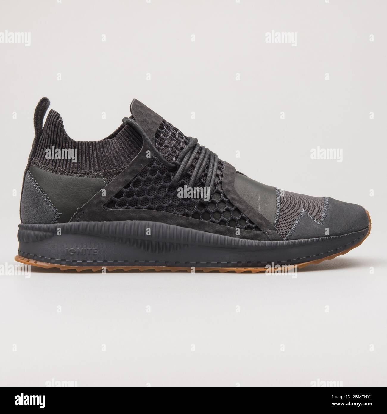 VIENA, AUSTRIA - 19 DE FEBRERO de 2018: Puma Tsugi Netfit han negro  sneakers sobre fondo blanco Fotografía de stock - Alamy