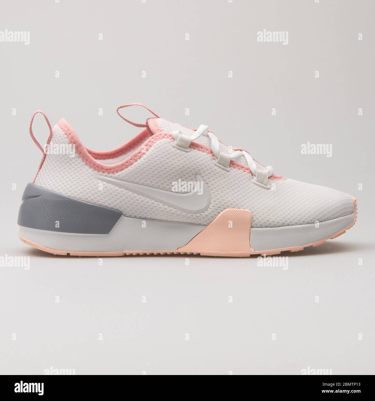 VIENA, AUSTRIA - 19 DE FEBRERO de 2018: Nike Assin modernas sneakers  blancas y rosadas sobre fondo blanco Fotografía de stock - Alamy