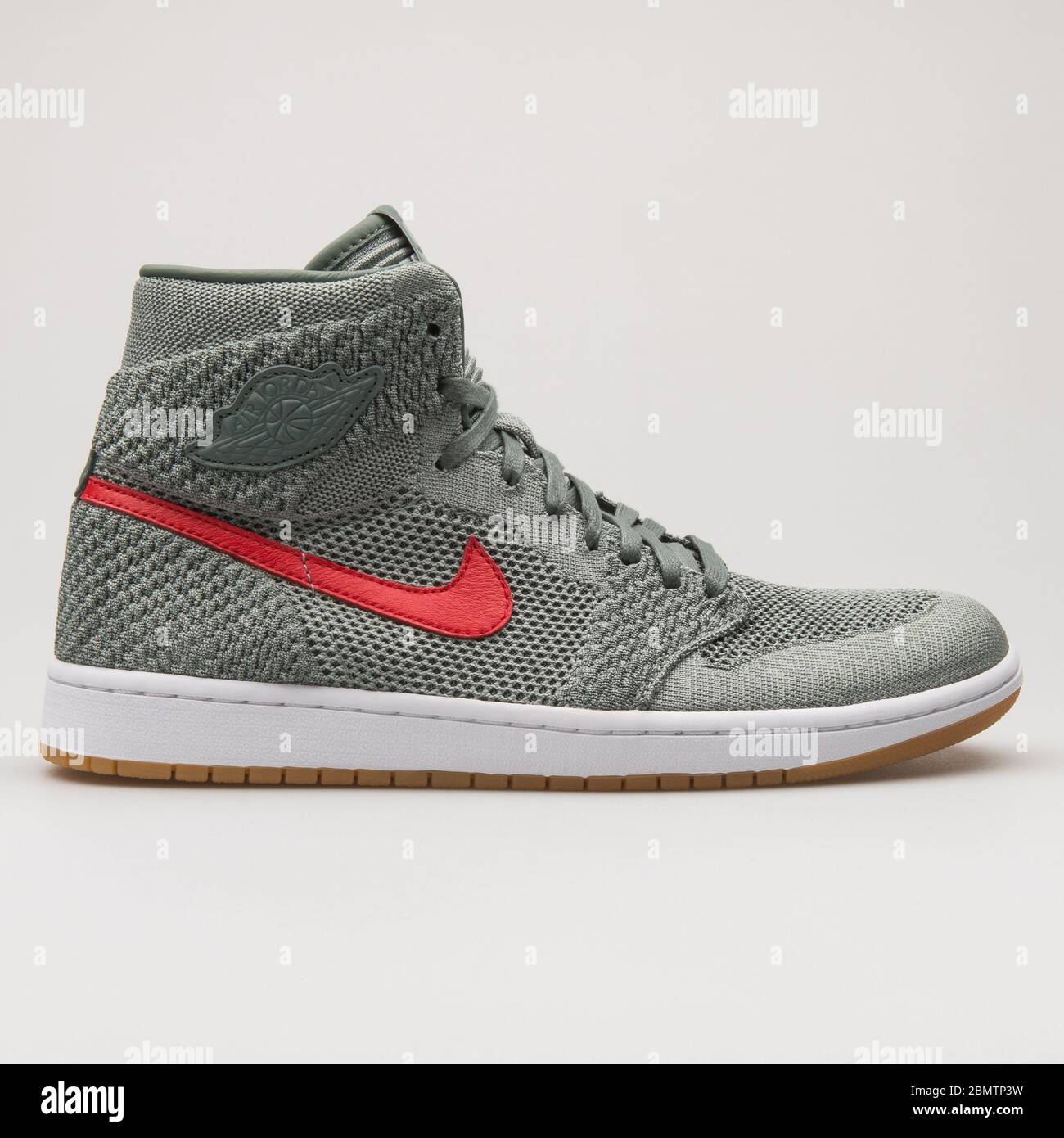 VIENA, AUSTRIA - 19 DE FEBRERO de 2018: Nike Air Jordan 1 Retro High  Flyknit arcilla verde sneakers sobre fondo blanco Fotografía de stock -  Alamy