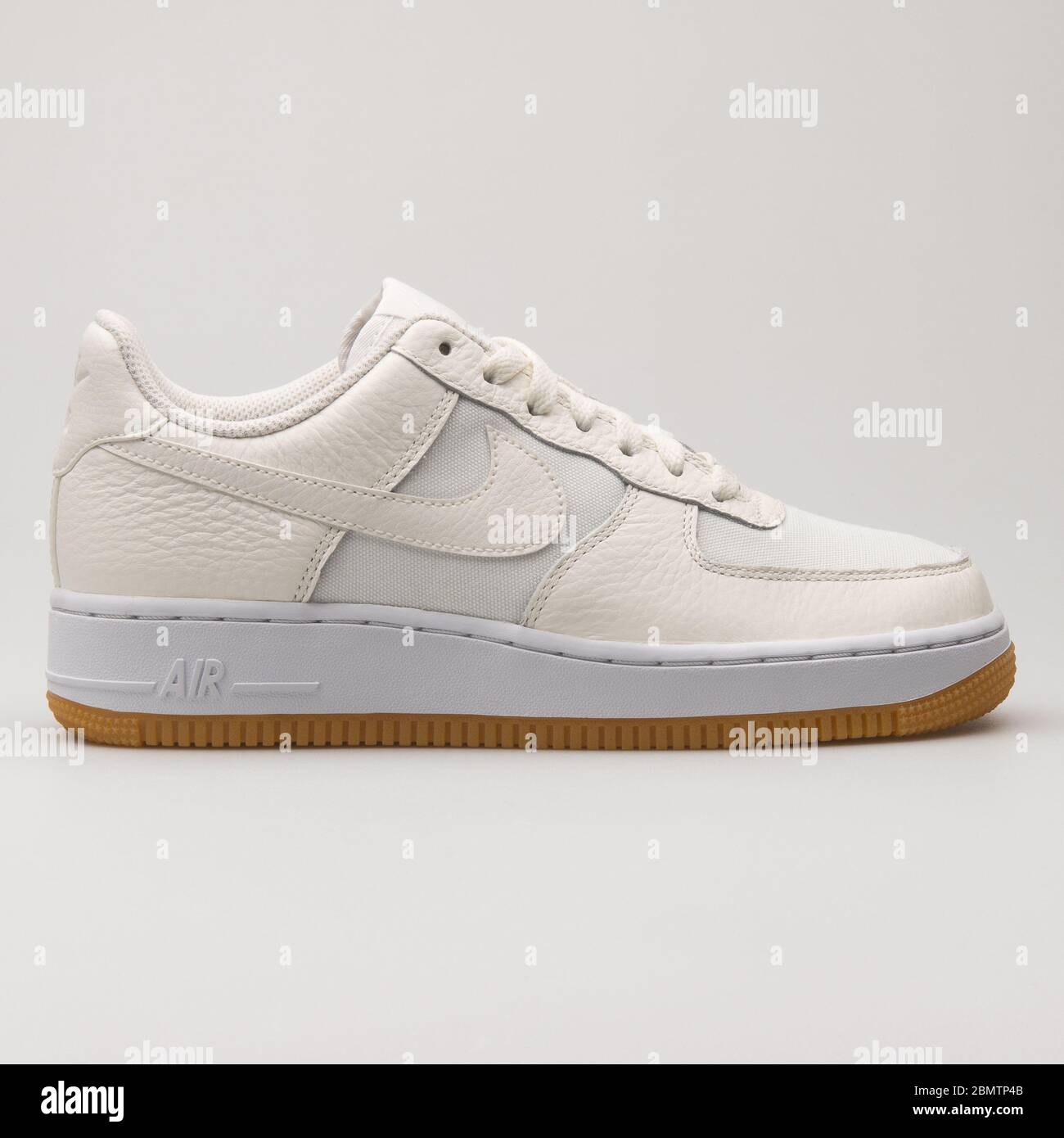 VIENA, AUSTRIA - 19 DE FEBRERO de 2018: Nike Air Force 1 07 vela Premium y  sneakers blancas sobre fondo blanco Fotografía de stock - Alamy