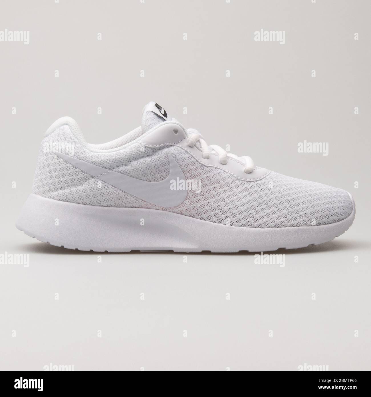 Nike white running shoes fotografías e imágenes de alta resolución - Página  14 - Alamy