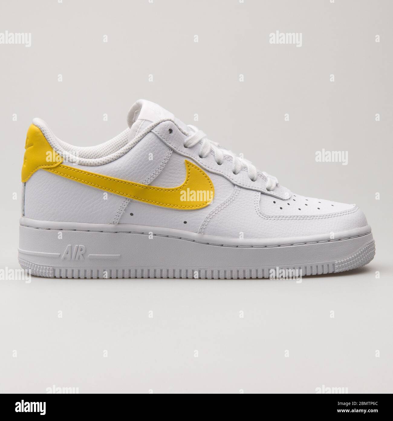 distorsionar caja de cartón Intermedio VIENA, AUSTRIA - 19 DE FEBRERO de 2018: Nike Air Force 1 07 sneakers blancas  y amarillas sobre fondo blanco Fotografía de stock - Alamy