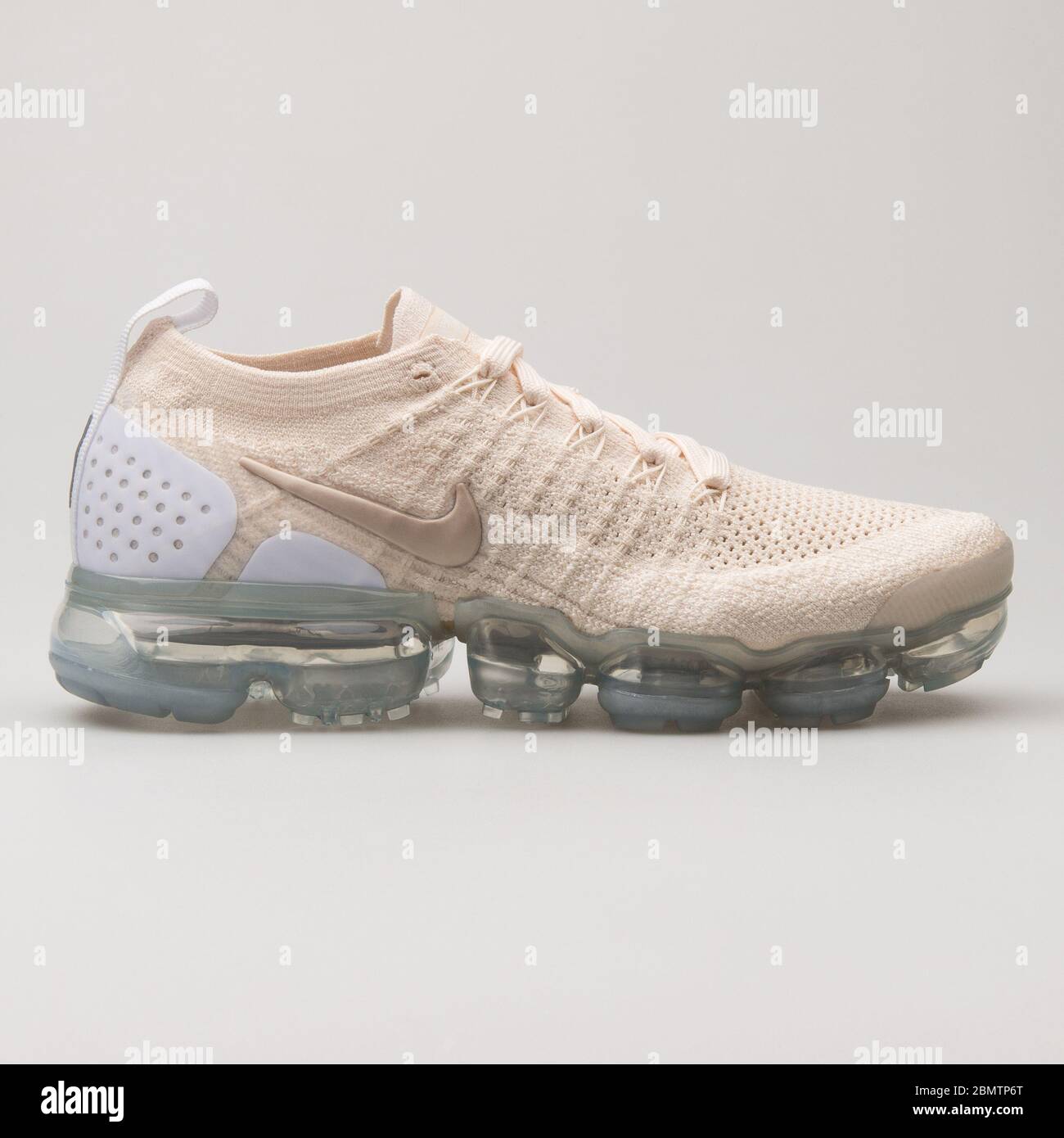 Zapatillas Nike Vapormax Fotos e Imágenes de stock - Alamy