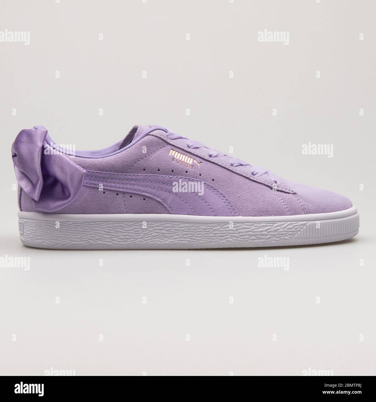 VIENA, AUSTRIA - 19 DE FEBRERO de 2018: Puma Suede Bow sneakers de color  púrpura sobre fondo blanco Fotografía de stock - Alamy