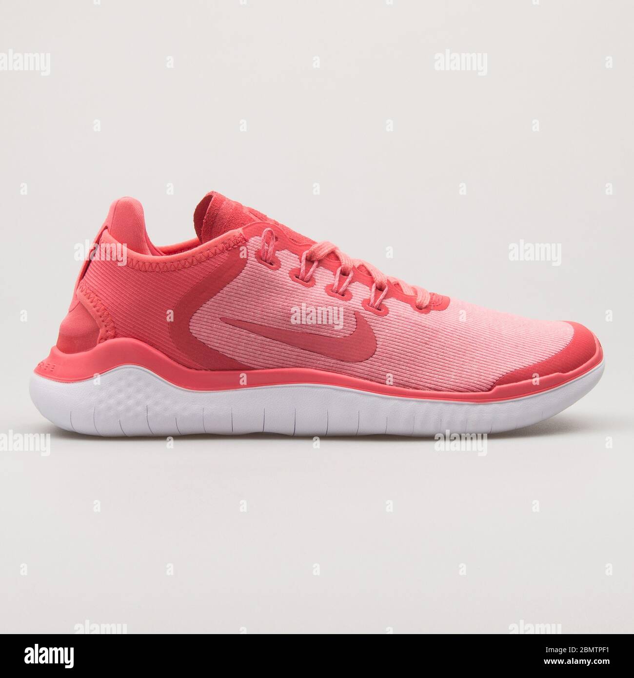 Controversia viceversa Prohibición VIENA, AUSTRIA - 19 DE FEBRERO de 2018: Nike Free RN 2018 SUN, sneakers de  coral, rosadas y blancas sobre fondo blanco Fotografía de stock - Alamy