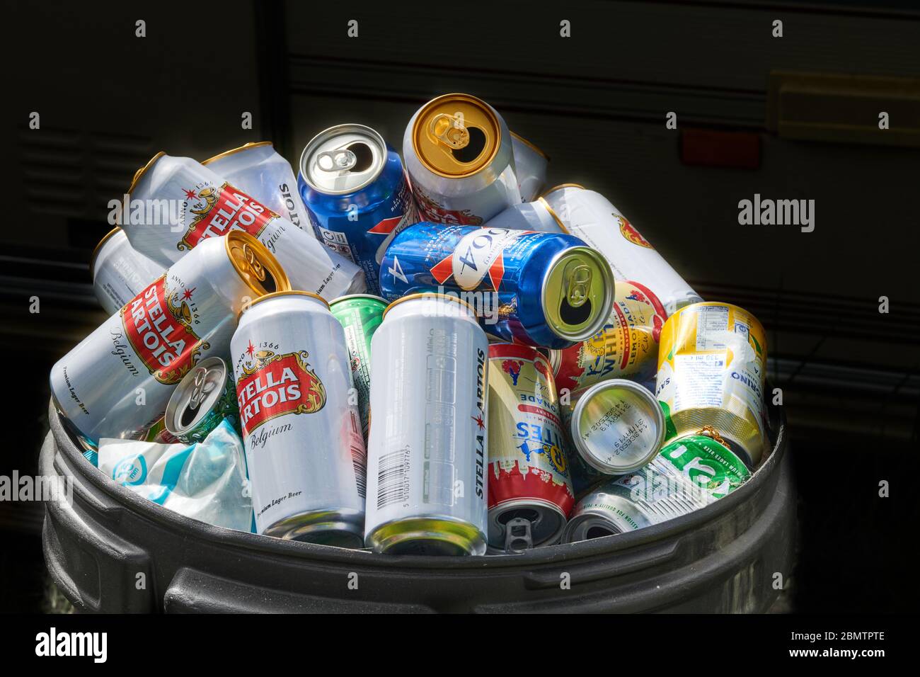 Una papelera de latas de cerveza vacías Fotografía de stock - Alamy
