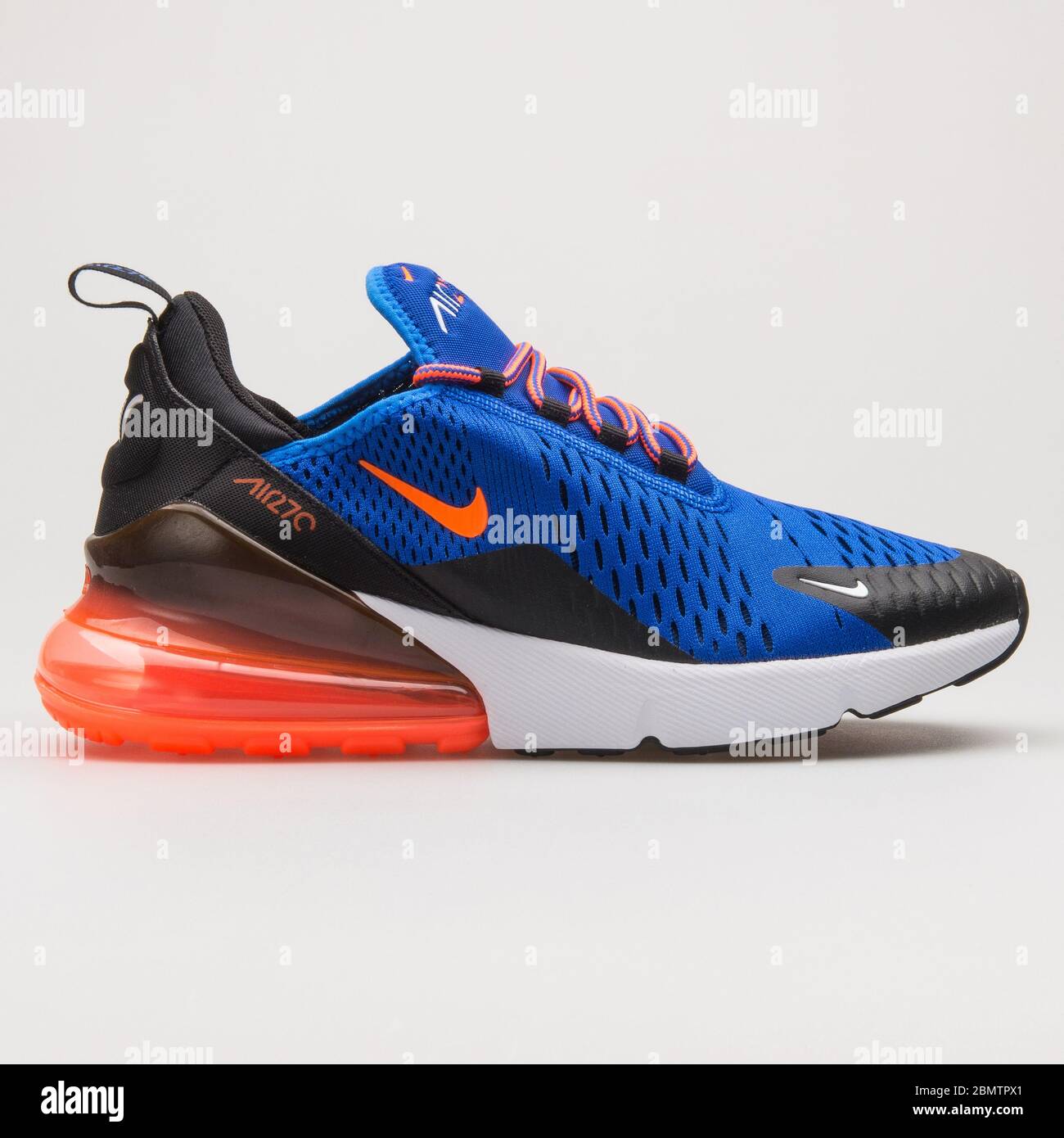 VIENA, AUSTRIA - 27 DE MAYO de 2018: Nike Air Max 270 sneakers azules, rojas  y blancas sobre fondo blanco Fotografía de stock - Alamy