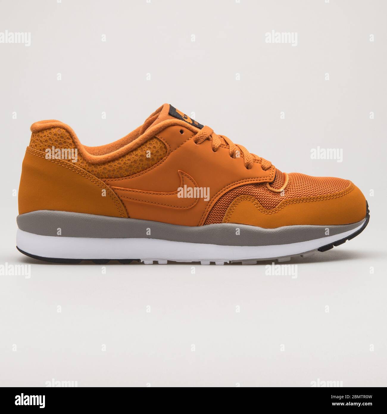 VIENA, AUSTRIA - 27 DE MAYO de 2018: Nike Air Safari naranja sneakers sobre  fondo blanco Fotografía de stock - Alamy