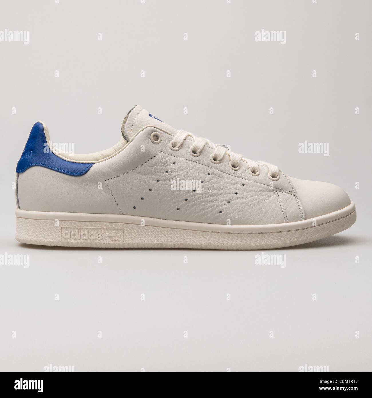 relé ganancia Síguenos VIENA, AUSTRIA - 27 DE MAYO de 2018: Adidas Stan Smith vintage blanca y  azul sneaker sobre fondo blanco Fotografía de stock - Alamy
