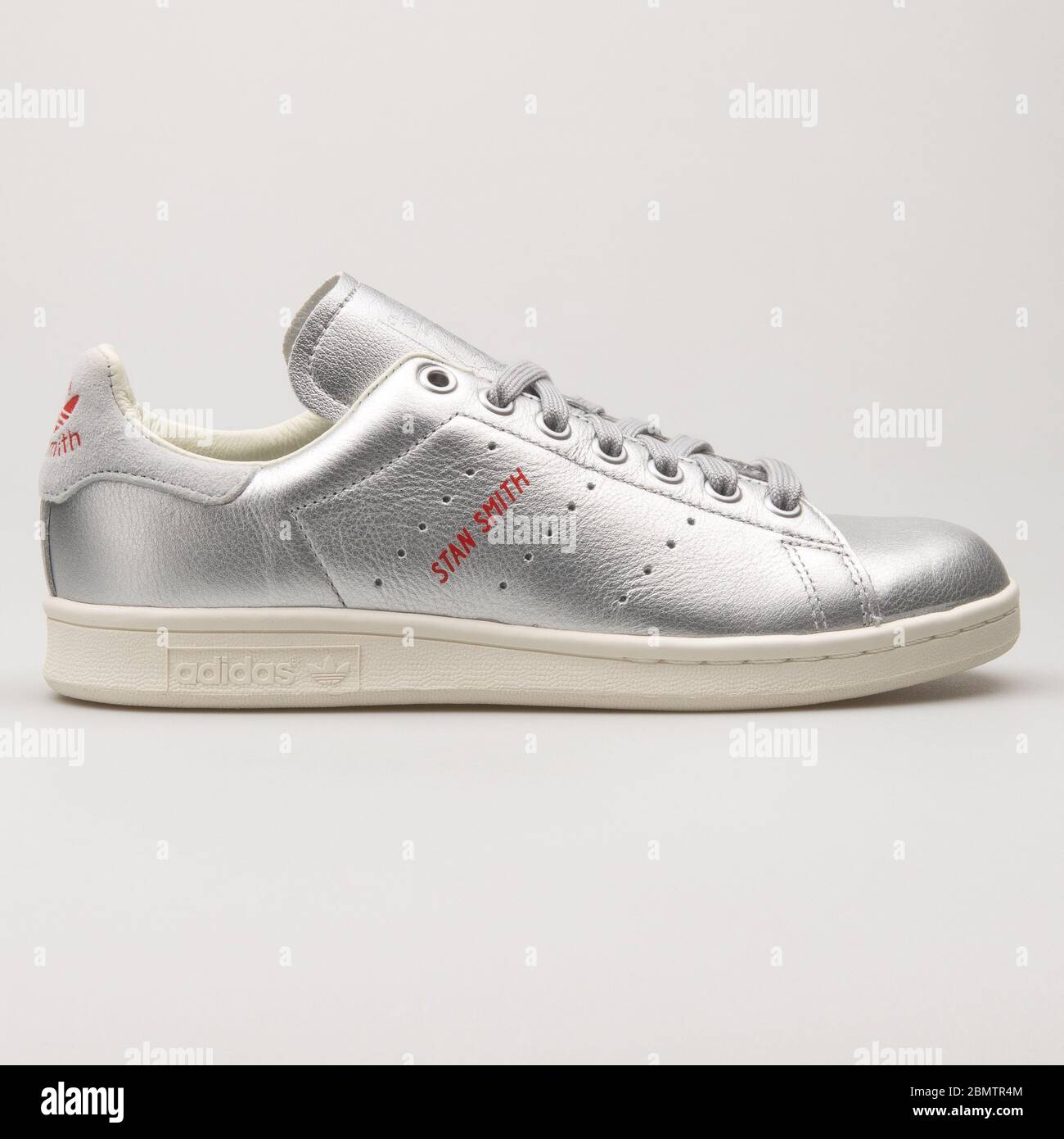 VIENA, AUSTRIA - 27 DE MAYO de 2018: Sneakers de plata adidas Stan Smith  sobre fondo blanco Fotografía de stock - Alamy