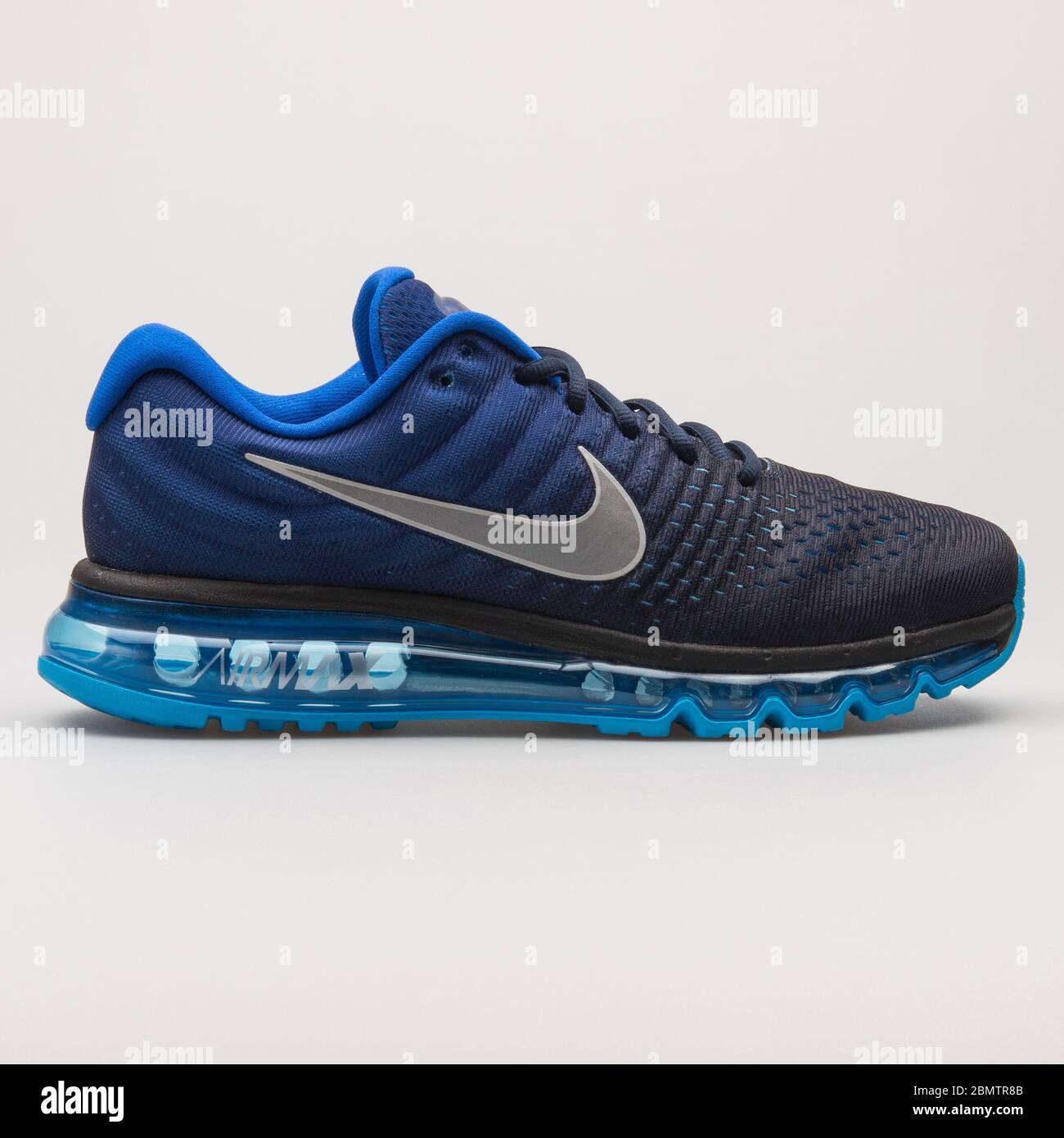 VIENA, AUSTRIA - 27 DE MAYO de 2018: Nike Air Max 2017 azul y negro sobre  fondo blanco Fotografía de stock - Alamy