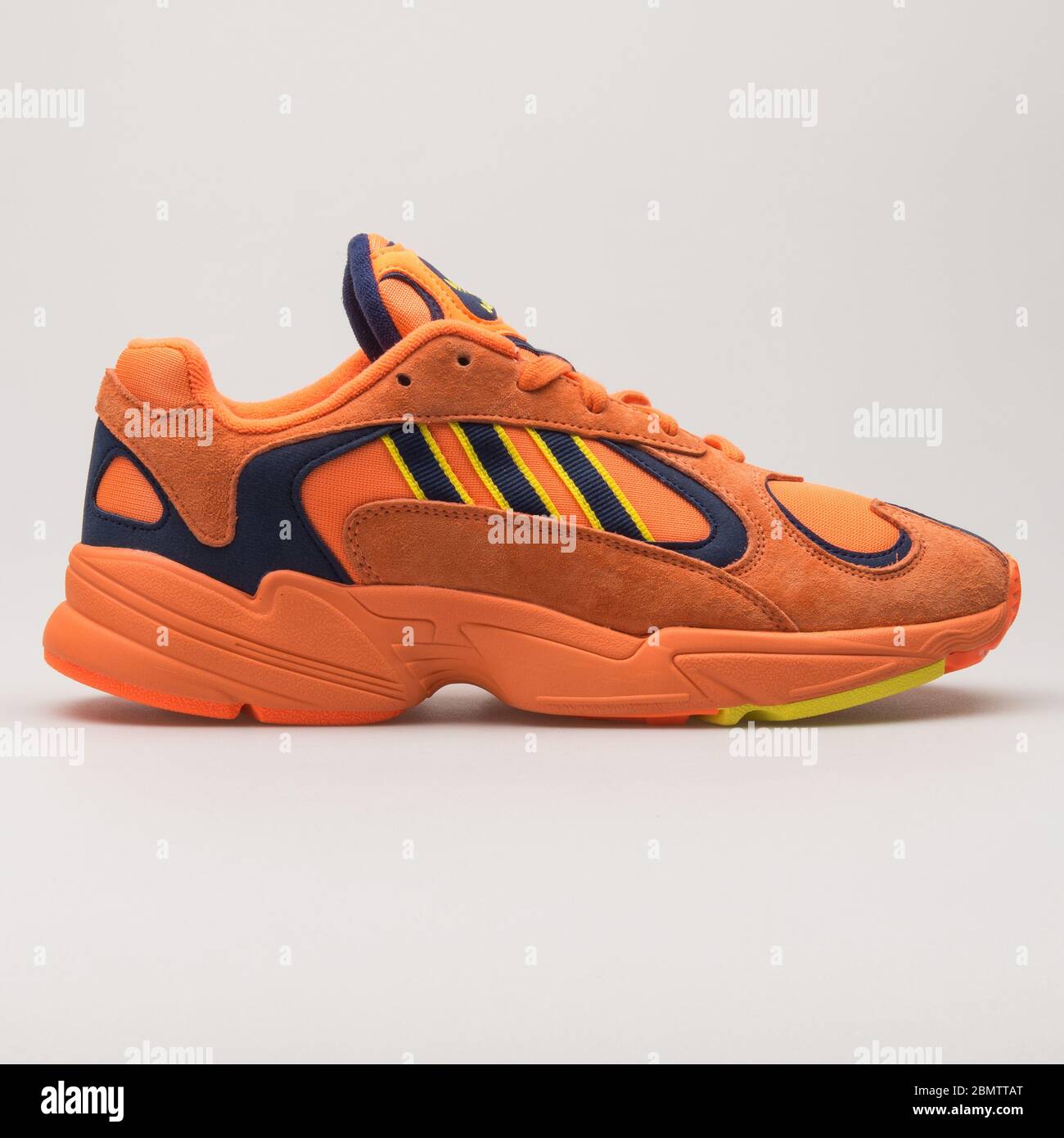 Zapatillas adidas azul naranja fotografías e imágenes de alta resolución -  Alamy