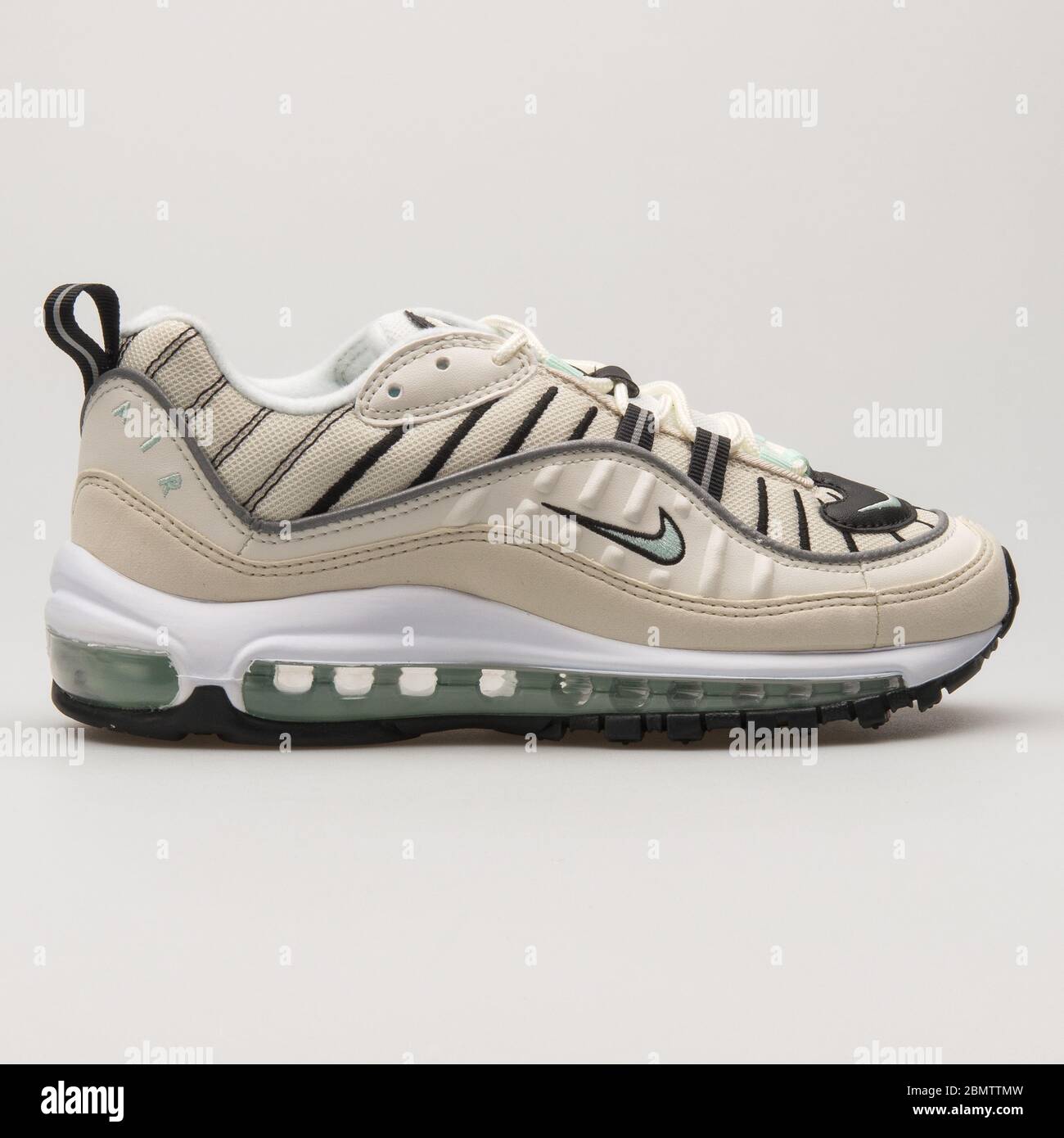 VIENA, AUSTRIA - 14 JUNIO de 2018: Nike Jordan DNA LX carga khaki y vela sneaker sobre fondo blanco.VIENA, - 14 DE JUNIO de 2018: Nike Air Max 98 Fotografía de stock - Alamy