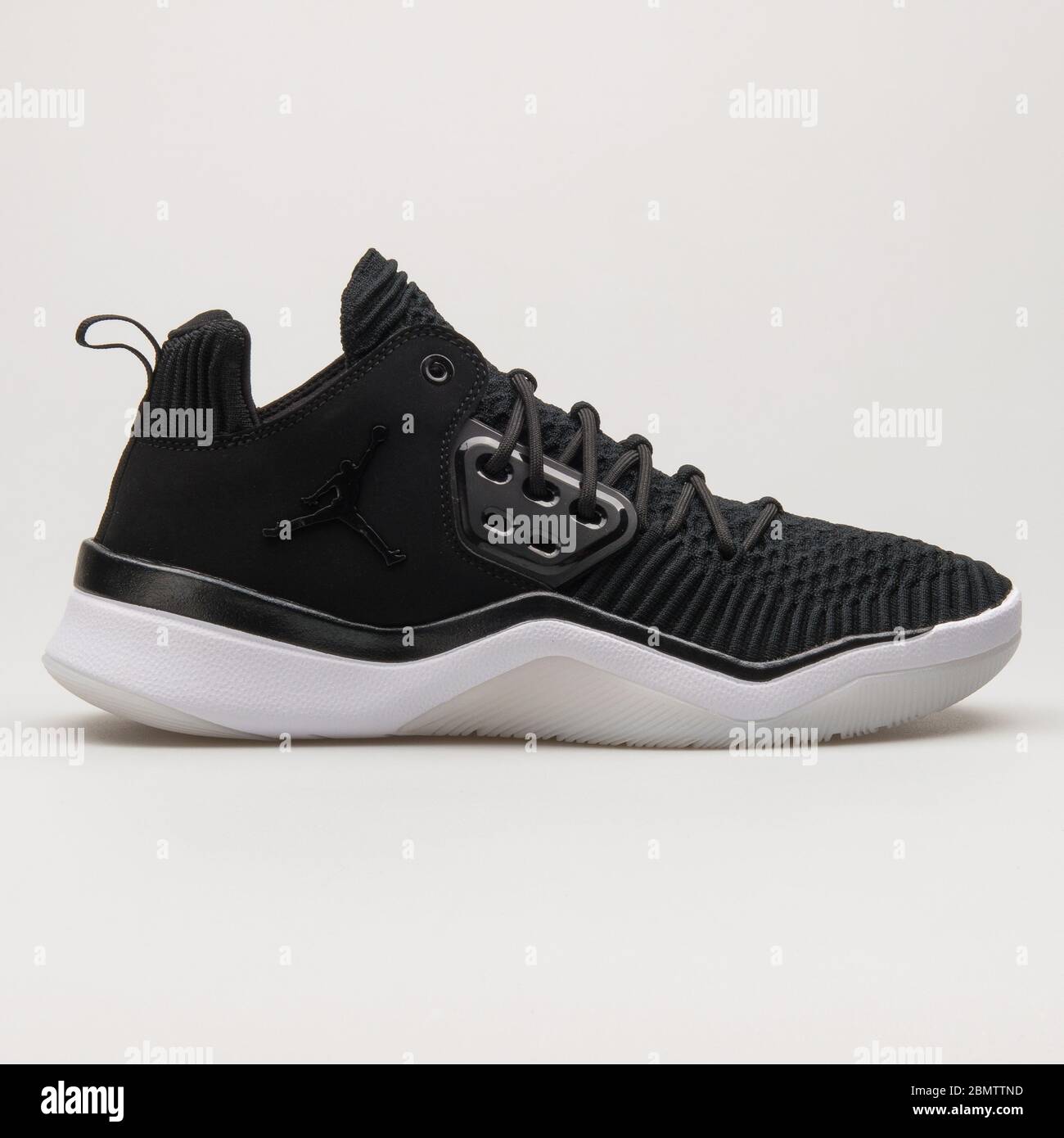 Zapatillas de baloncesto nike blancas negras fotografías e imágenes de alta  resolución - Página 5 - Alamy