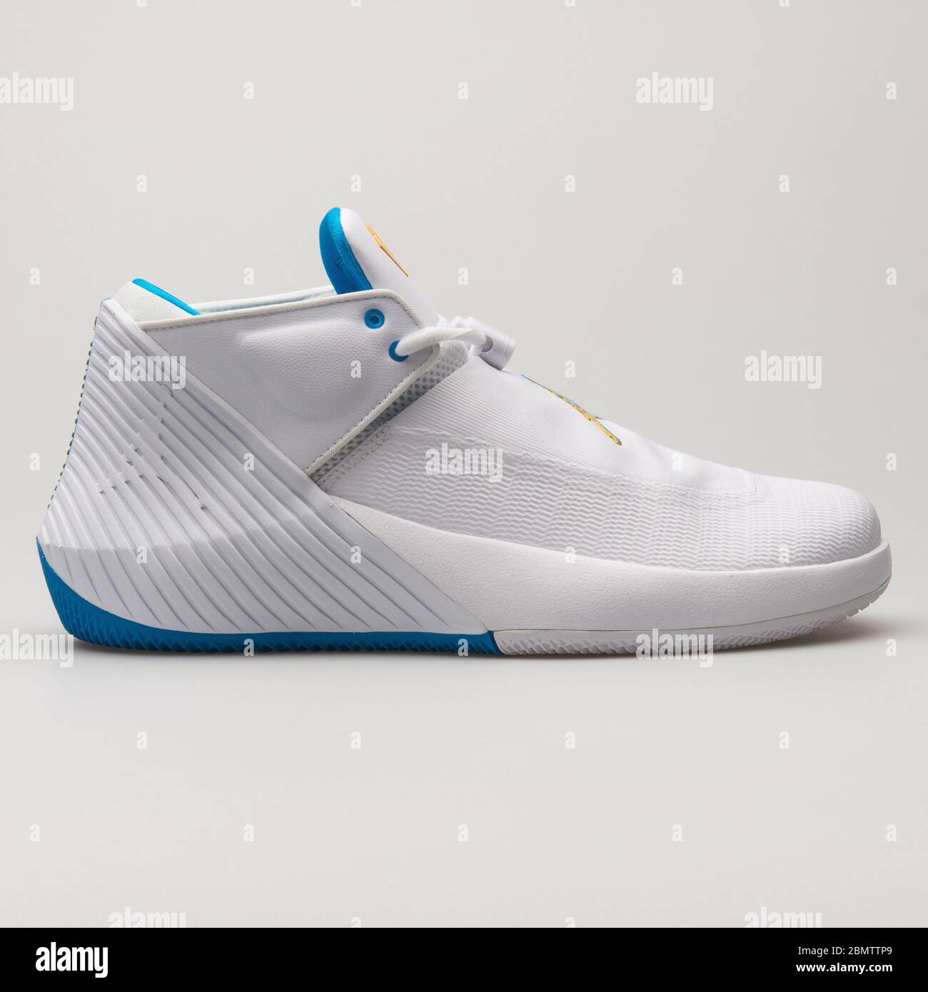 Adepto Recientemente Tormenta VIENA, AUSTRIA - 14 DE JUNIO de 2018: Nike Jordan Why Not Zero 1 Zapatillas  blancas y azules bajas sobre fondo blanco Fotografía de stock - Alamy
