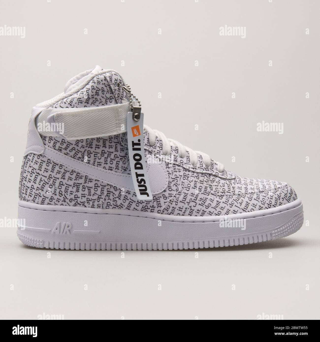 VIENA, - 14 DE JUNIO de 2018: Nike Air Force High LX sneakers blancas y sobre fondo blanco de stock - Alamy