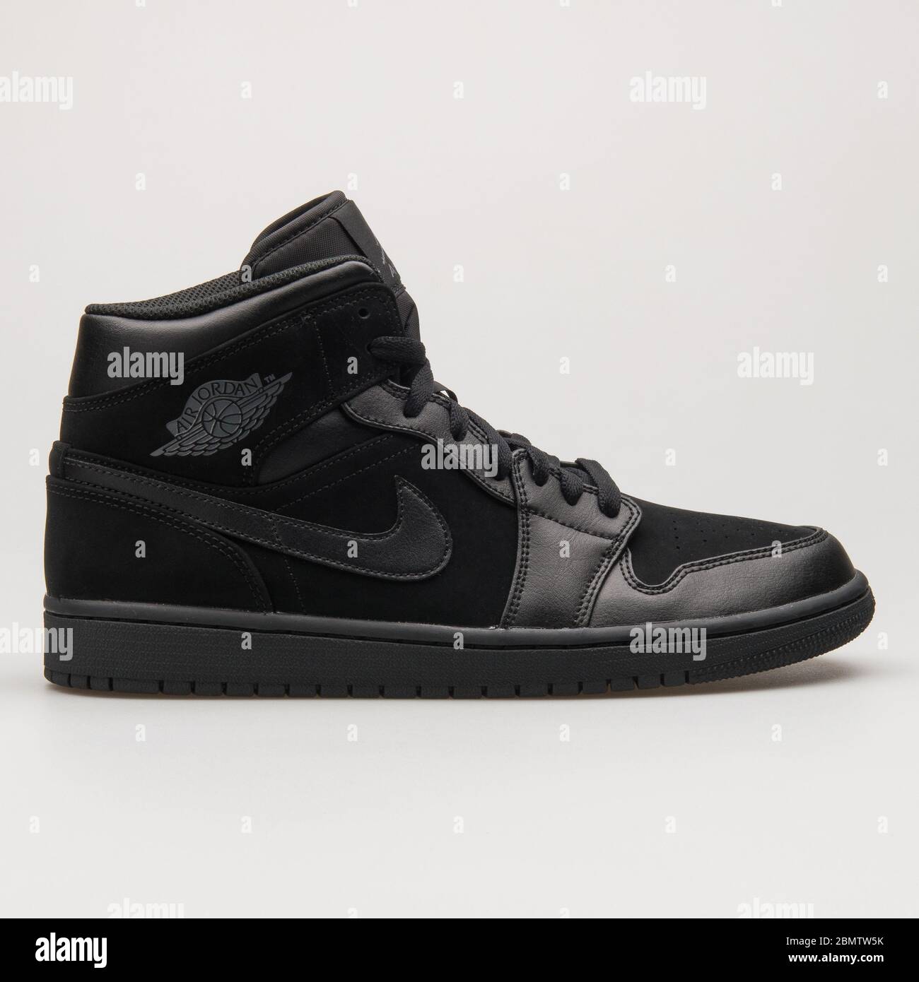 VIENA, AUSTRIA - 14 DE JUNIO de 2018: Nike Air Jordan 1 Mid negro sneakers sobre fondo Fotografía de stock - Alamy