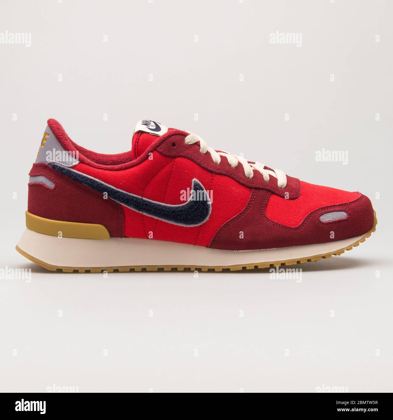 VIENA, AUSTRIA - 14 DE JUNIO de 2018: Nike Air VRTX Suede sneakers en rojo  y negro sobre fondo blanco Fotografía de stock - Alamy