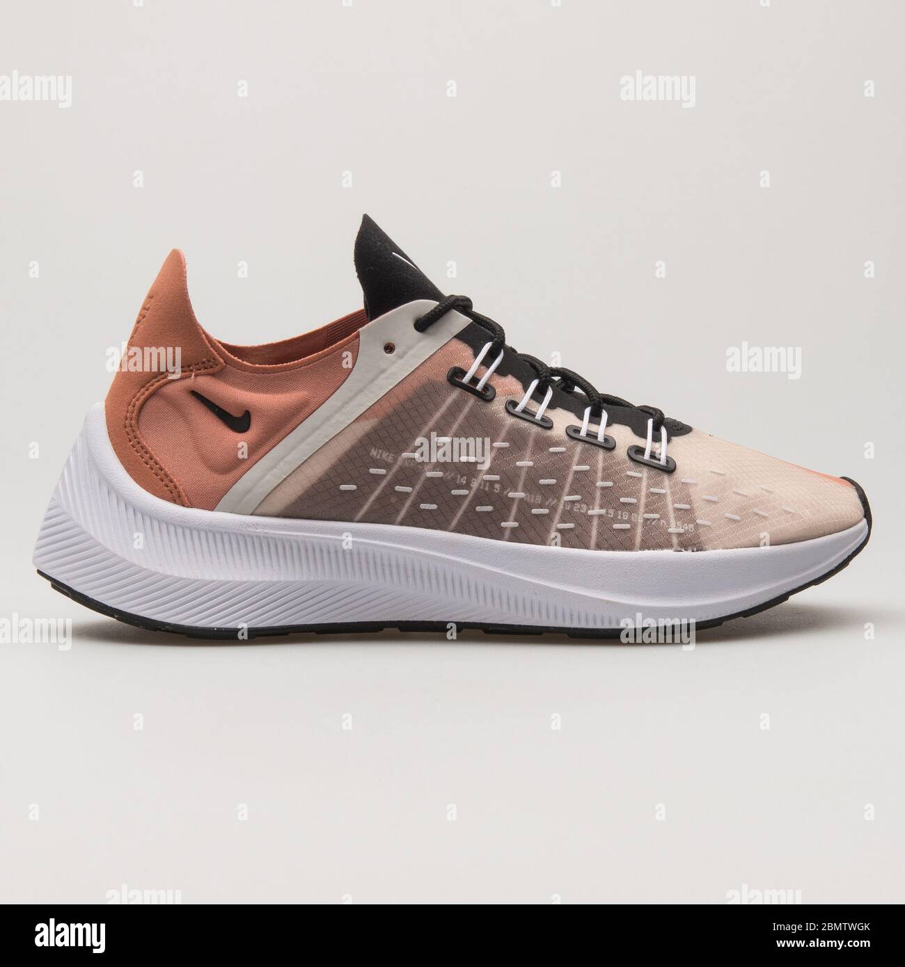 VIENA AUSTRIA 14 DE JUNIO de 2018 Nike Exp X14 color terracota