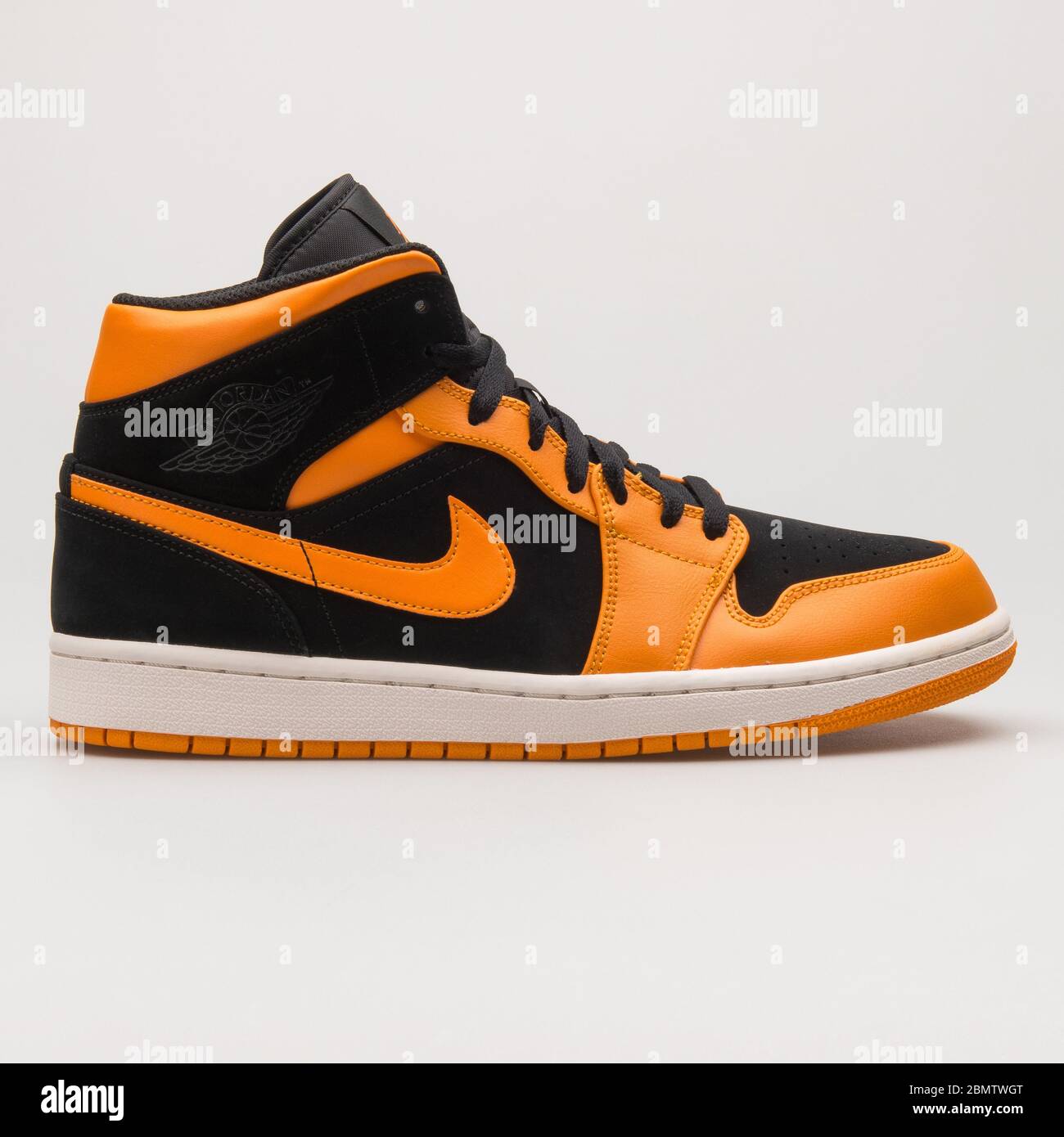 Jordan 1 naranja con sale negro