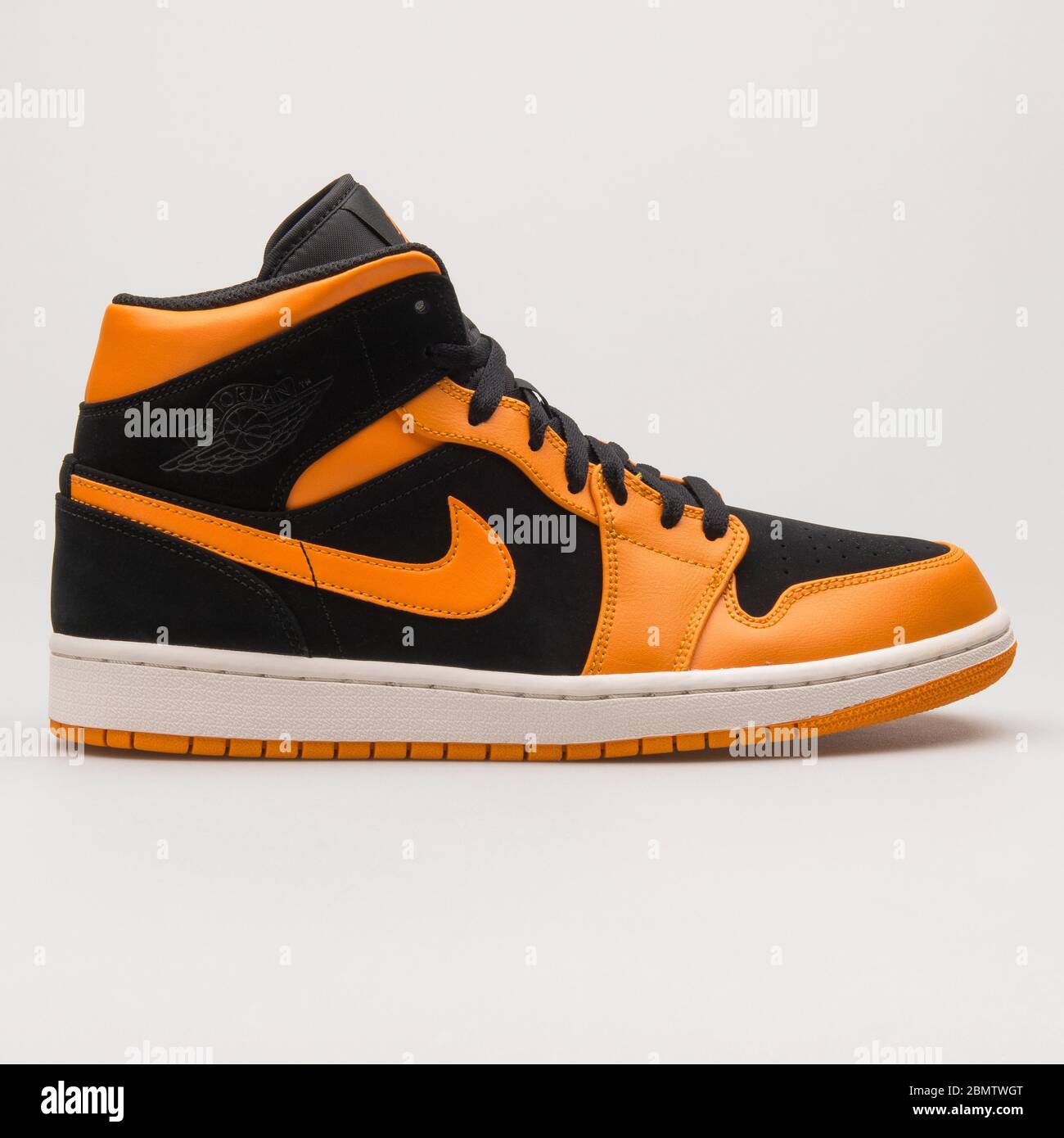 VIENA, AUSTRIA - 14 DE JUNIO de Nike Air Jordan 1 Mid negro, naranja vela sneaker sobre fondo blanco de stock - Alamy