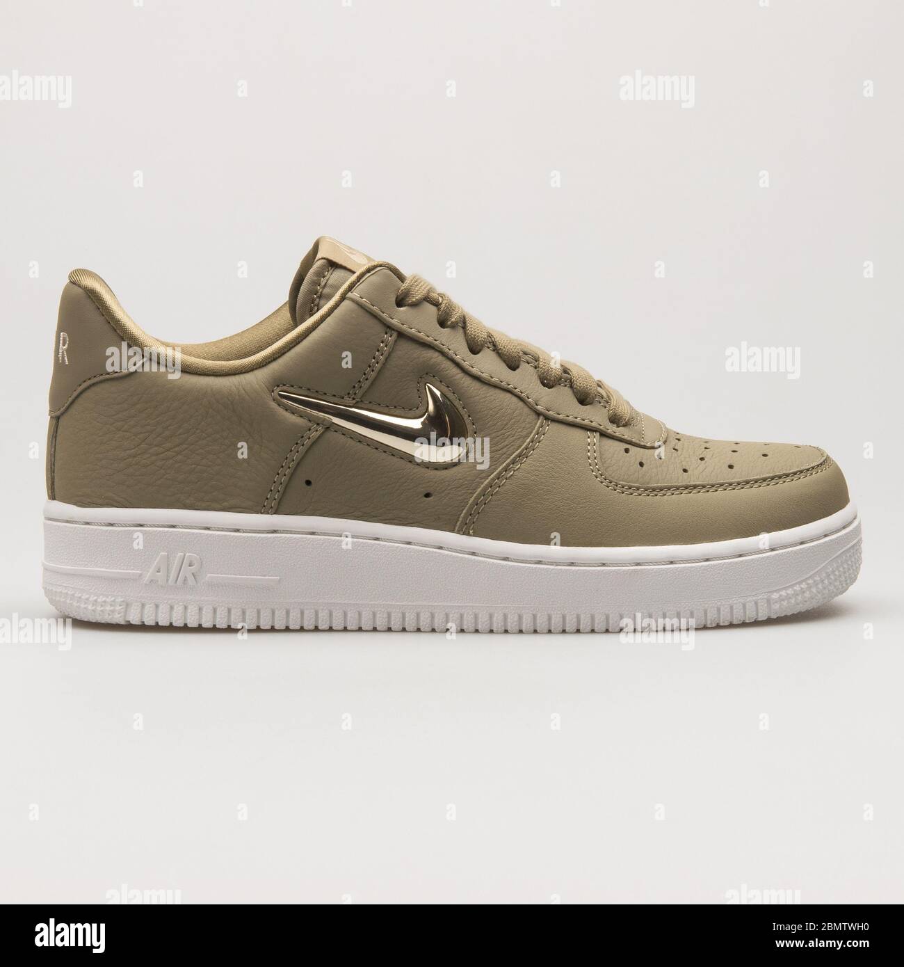 AUSTRIA - 14 DE JUNIO de 2018: Nike Air Force 1 Premium LX verdes oliva, doradas y blancas sobre fondo blanco Fotografía de stock Alamy