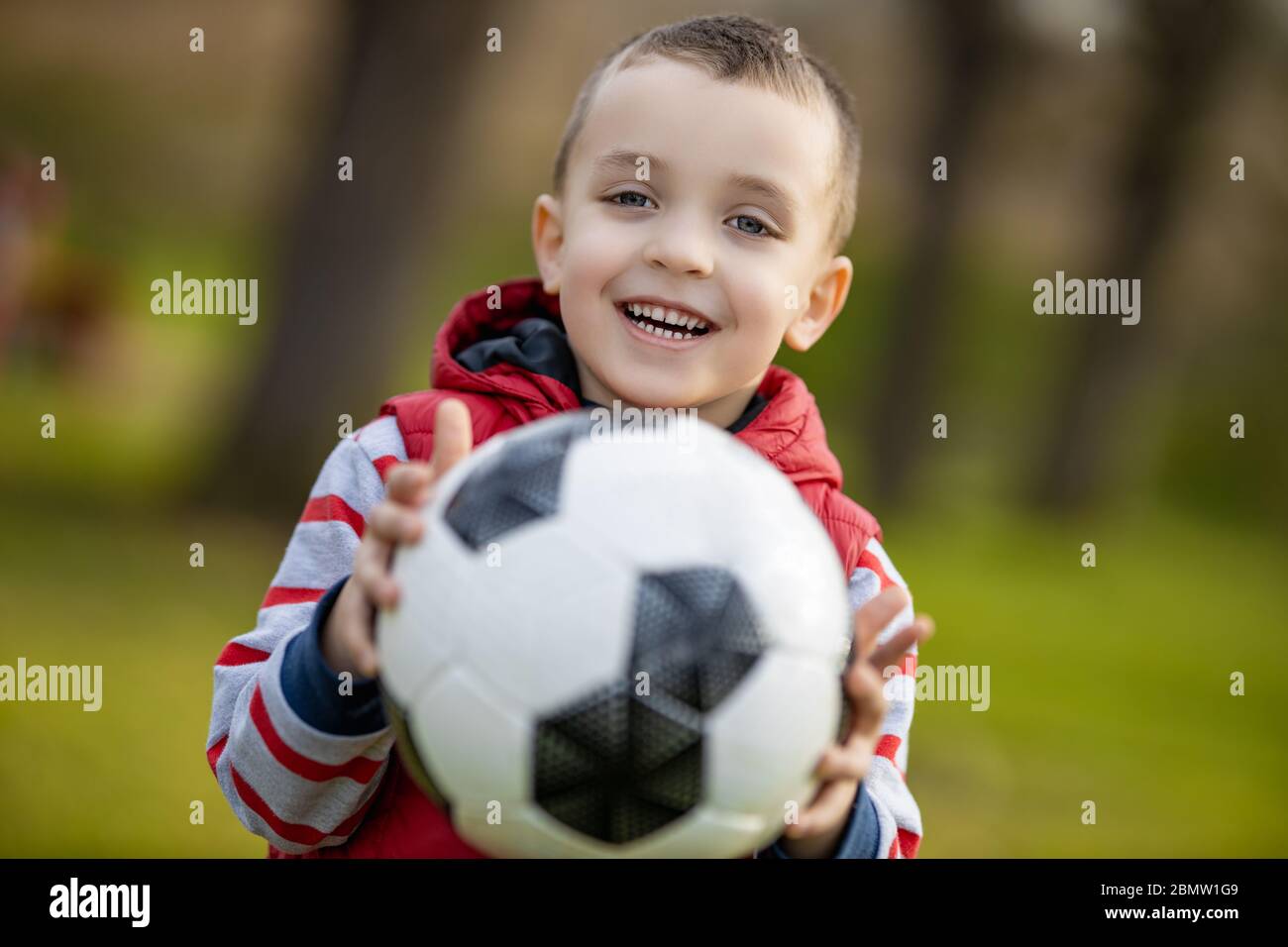 Niño Jugando Pelota De Fútbol Fotos, retratos, imágenes y fotografía de  archivo libres de derecho. Image 4563254