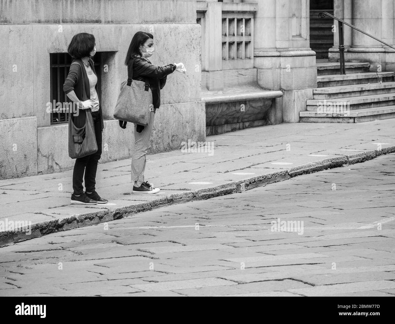 mujer asiática adulta y mujer caucásica adulta con máscara médica protectora estéril y guantes, haciendo que se detenga allí signo gesto a la Foto de stock