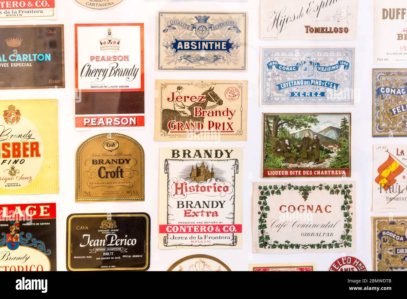 Etiquetas antiguas de brandy, museo, la Geria, Lanzarote, Islas Canarias, España Foto de stock