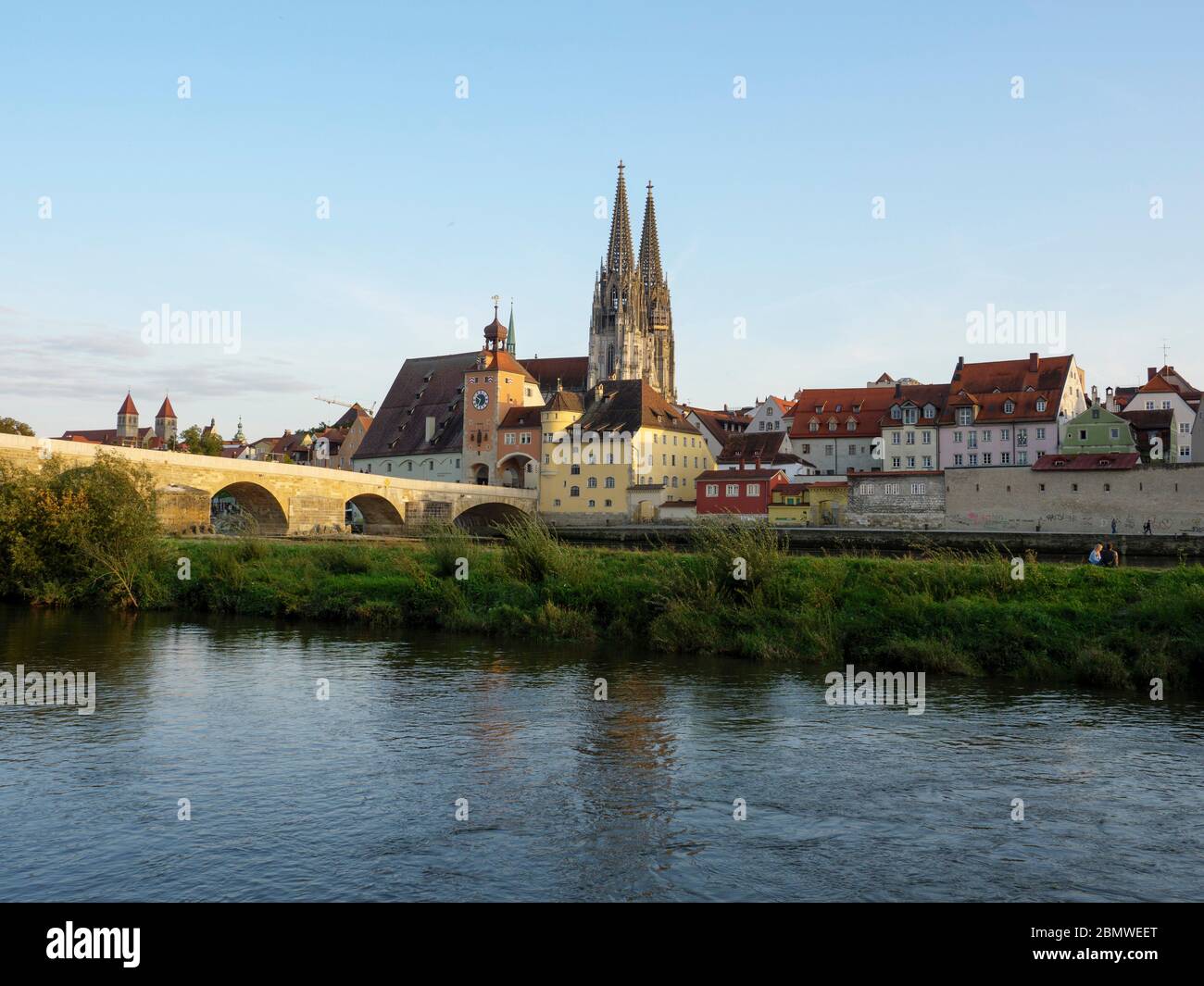 Steinerne Brücke, Donau, Altstadt von Regensburg mit Dom, Welterbe UNESCO, Bayern, Alemania Foto de stock