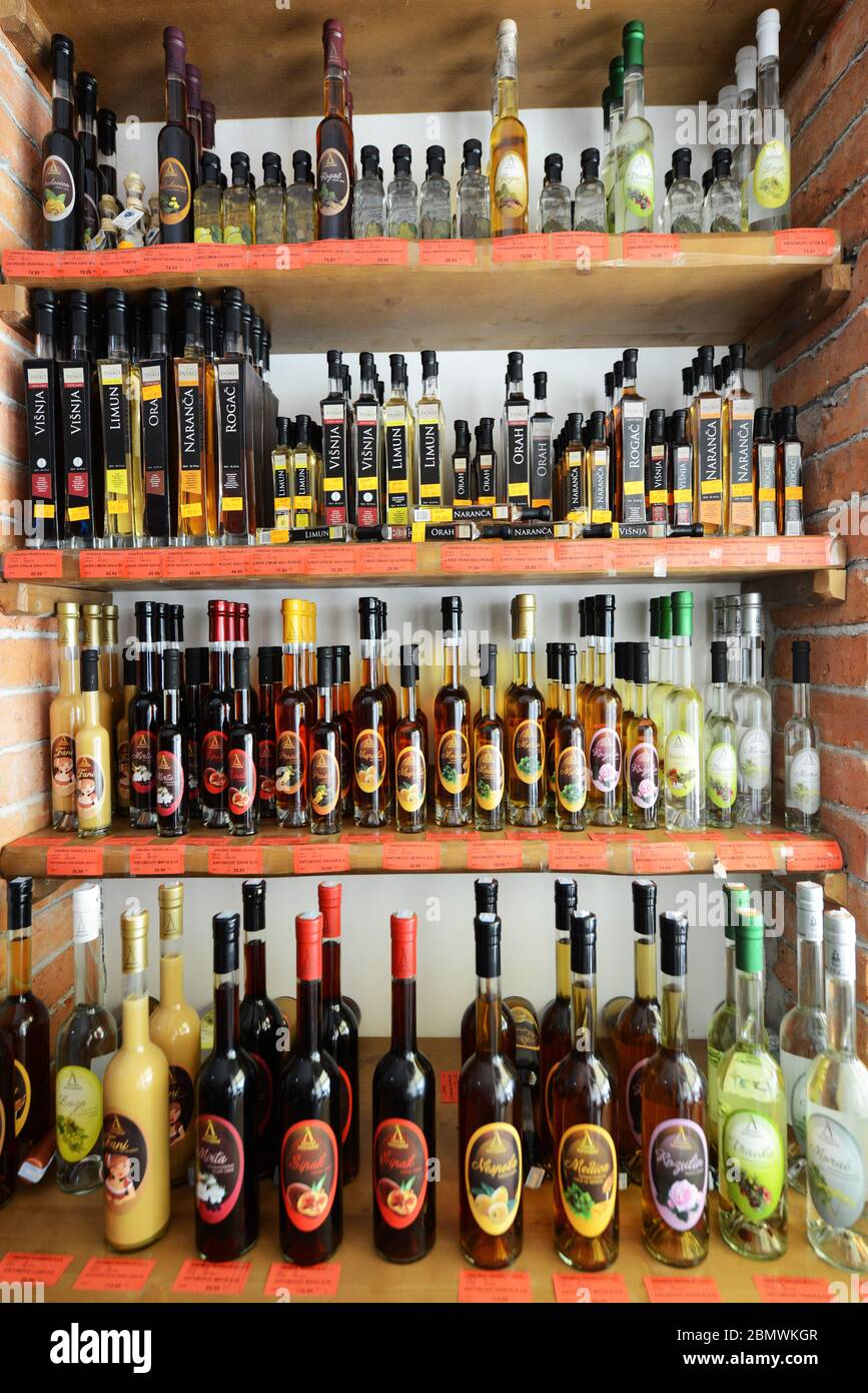 Licores tradicionales croatas vendidos en una tienda de recuerdos en Zadar,  Croacia Fotografía de stock - Alamy