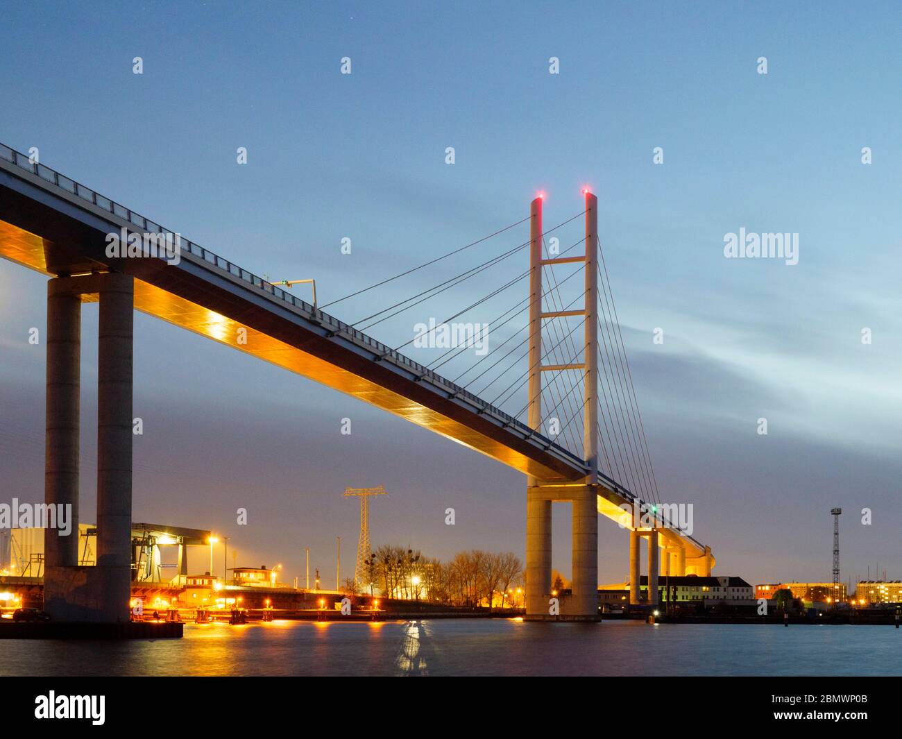 Rügenbrücke, Stralsund bei Dämmerung, Mecklemburgo-Pomerania Occidental, Alemania Foto de stock