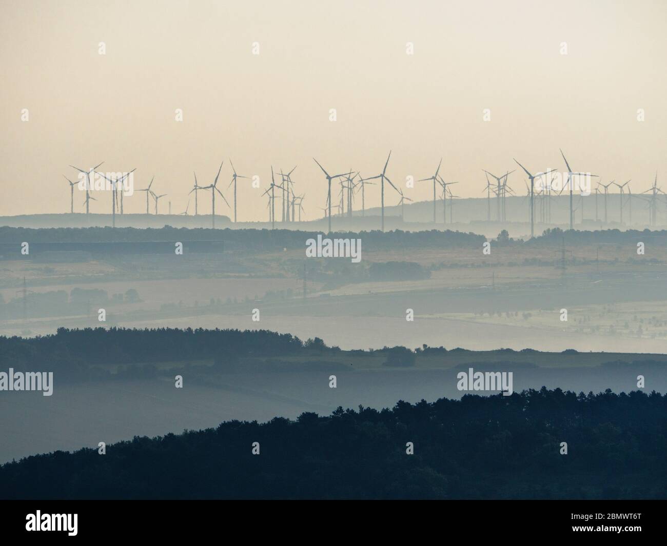 Thüringer Wald bei Eisenach, Windkraftanlage, Thüringen, Deutschland | Turingia Forest, Wind Turingia, Alemania Foto de stock