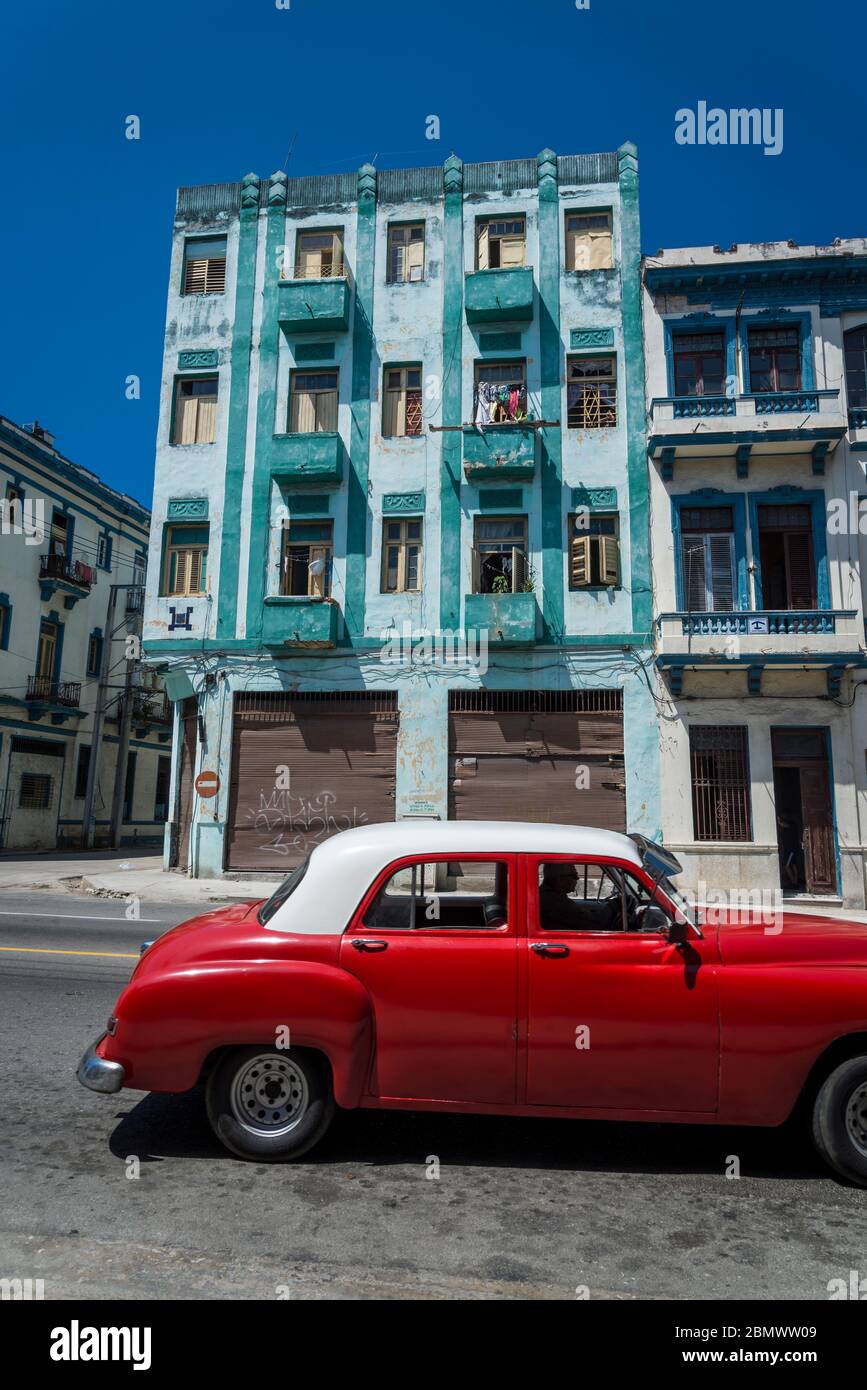 Coche Clásico Bajando Por La Calle San Lázaro En El Barrio Habana Centro La Habana Cuba 1648