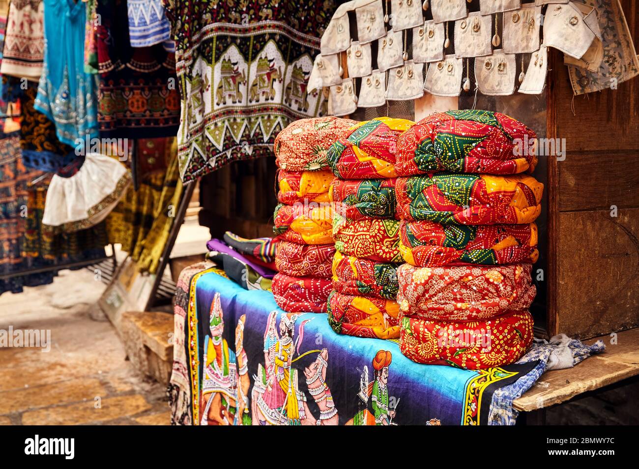 Colorido Rajasthan turbantes en mercado étnico en Fort Jaisalmer, Rajasthan, India Foto de stock