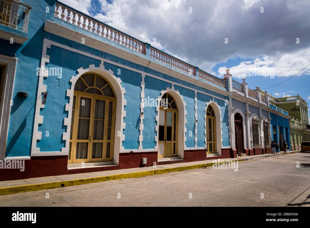 Casas coloridas en el centro de la ciudad de la época colonial, Trinidad, Cuba Foto de stock