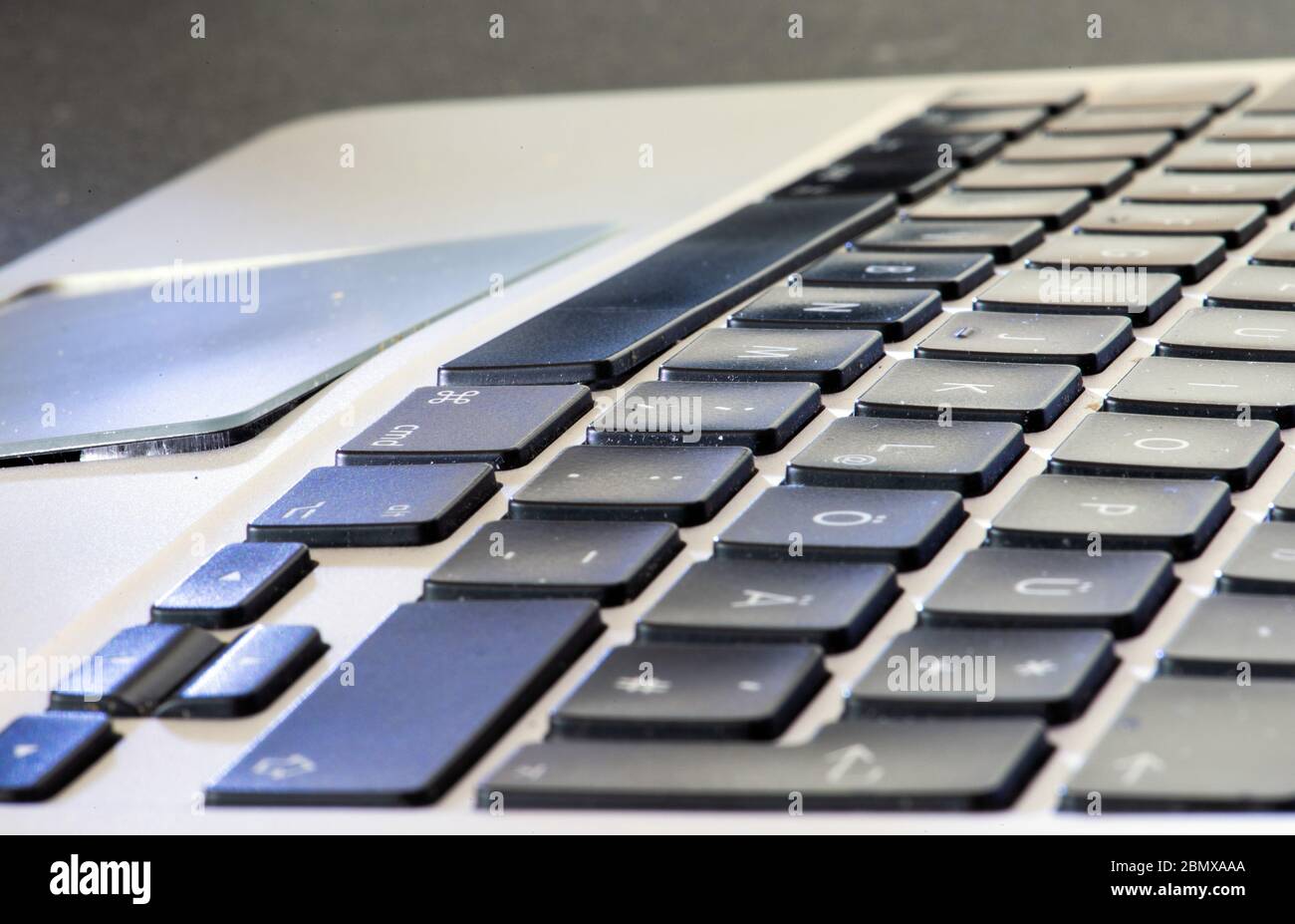 26 de abril de 2020, Berlín: Un MacBook Air (año de fabricación 2011) con  una pantalla de 11 pulgadas se encuentra sobre una mesa. La batería inflada  ha separado el panel táctil