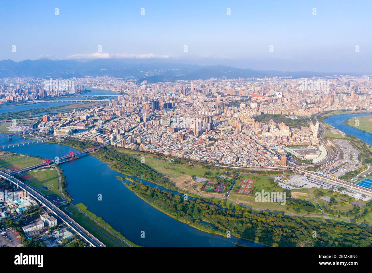Vista aérea de la ciudad de Taipei - imagen del concepto de negocios de Asia, paisaje urbano moderno panorámico, vista de pájaro bajo el cielo azul y diurno, grabado en Taipei, Foto de stock