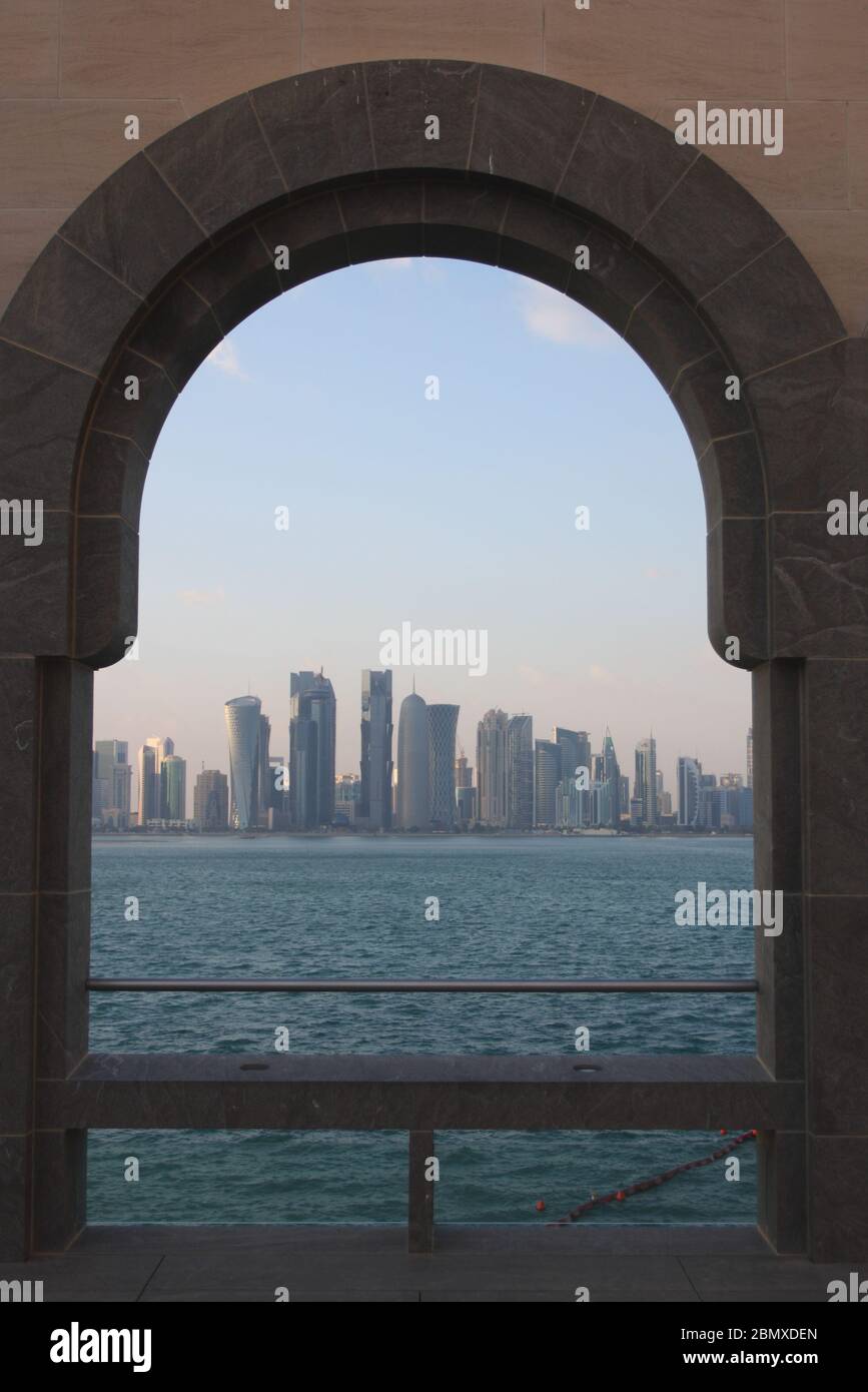 El horizonte de Doha se ve a través de un arco en el Museo de Arte Islámico de Doha, Qatar Foto de stock