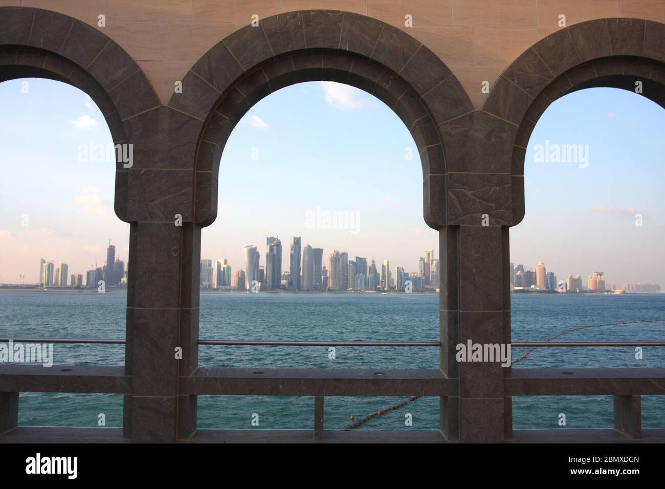 El horizonte de Doha se ve a través de arcos en el Museo de Arte Islámico de Doha, Qatar Foto de stock