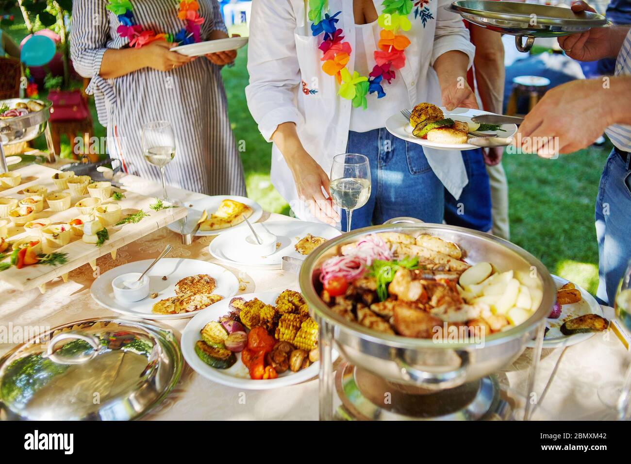 Tipo delantero excepción Asesor Tomar comida de una mesa de banquete en una fiesta hawaiana Fotografía de  stock - Alamy
