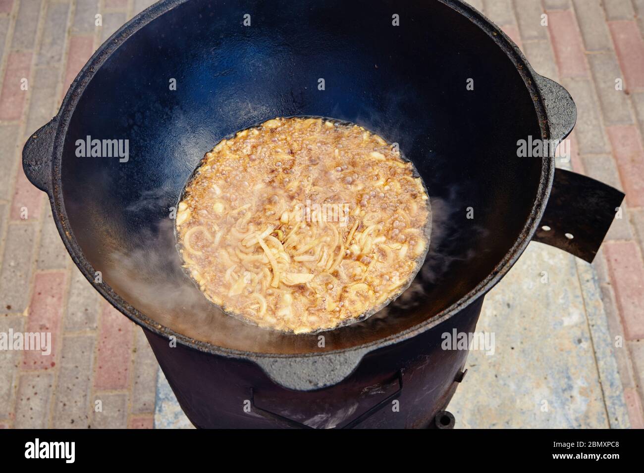https://c8.alamy.com/compes/2bmxpc8/plato-uzbeko-nacional-pilaf-pilaw-plov-arroz-con-carne-en-sarten-grande-proceso-de-coccion-fuego-abierto-cocinar-en-un-caldero-al-fuego-etapas-de-preparacion-2bmxpc8.jpg