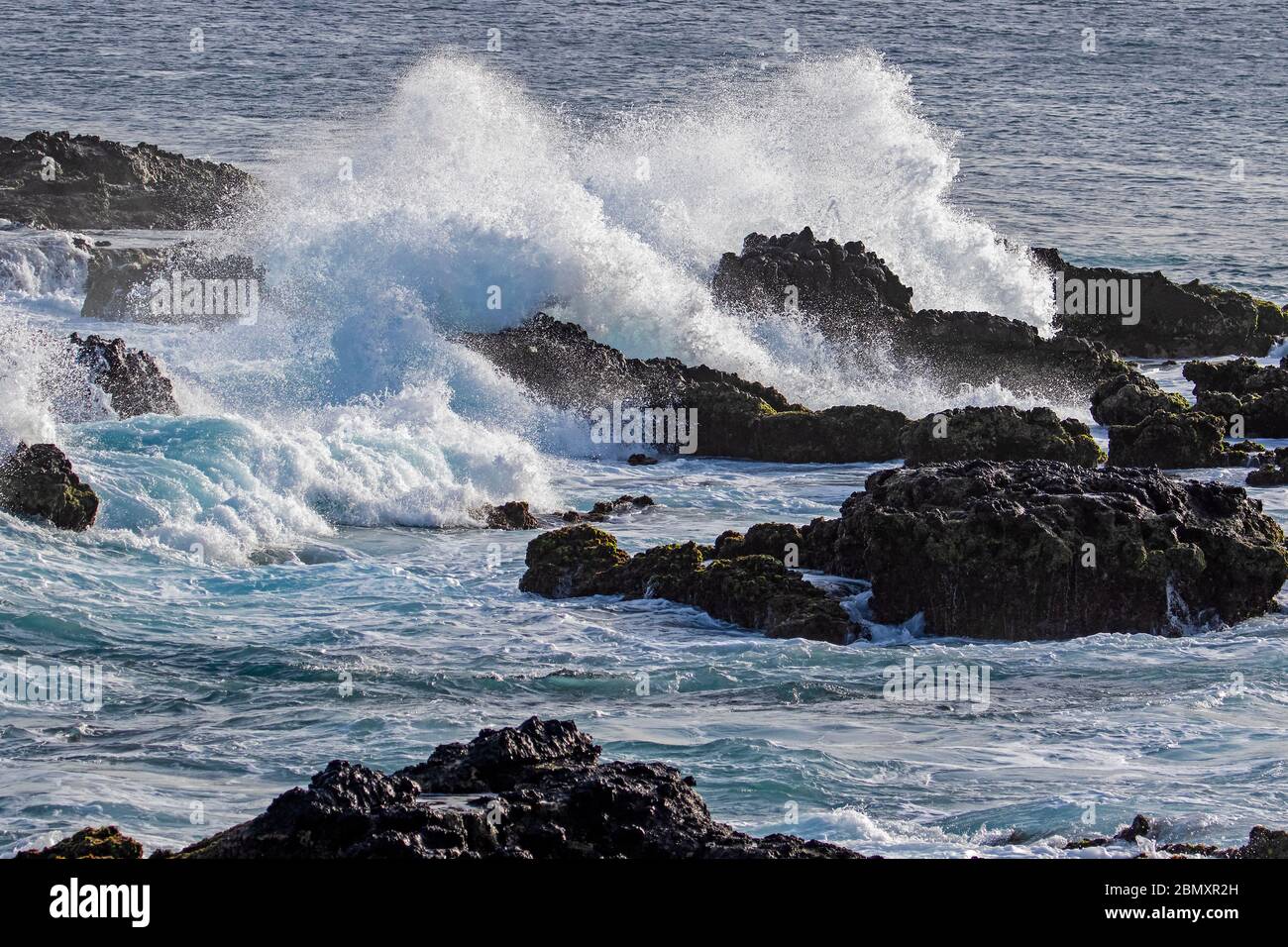 Olas rompiendo en rocas volcánicas en el surf en la punta Ponta Temerosa en la isla Santiago, Cabo Verde / Cabo Verde Foto de stock