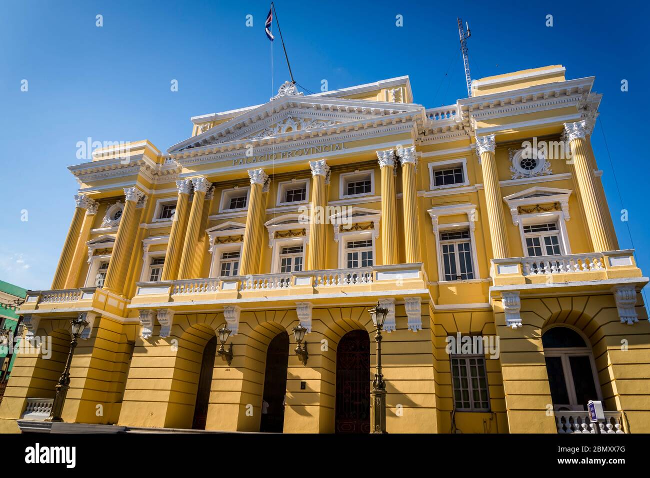 Edificio Provincial, recientemente reformado, Palacio de Gobierno Provincial, construido en estilo ecléctico en 1920, Santiago de Cuba, Cuba Foto de stock