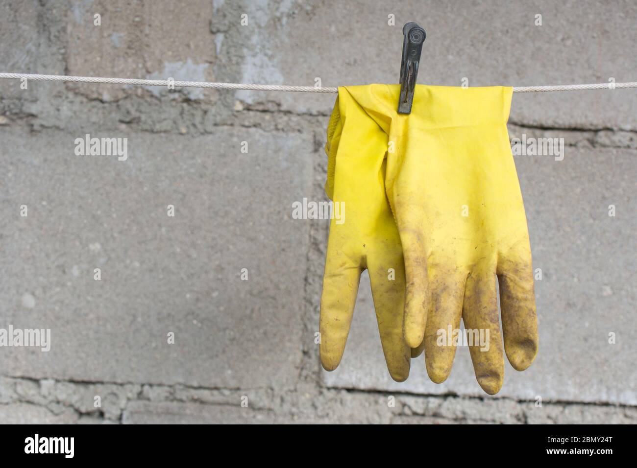 Mujer Joven Guantes Trabajo Amarillos Con Expresión Infeliz: fotografía de  stock © PantherMediaSeller #339846520