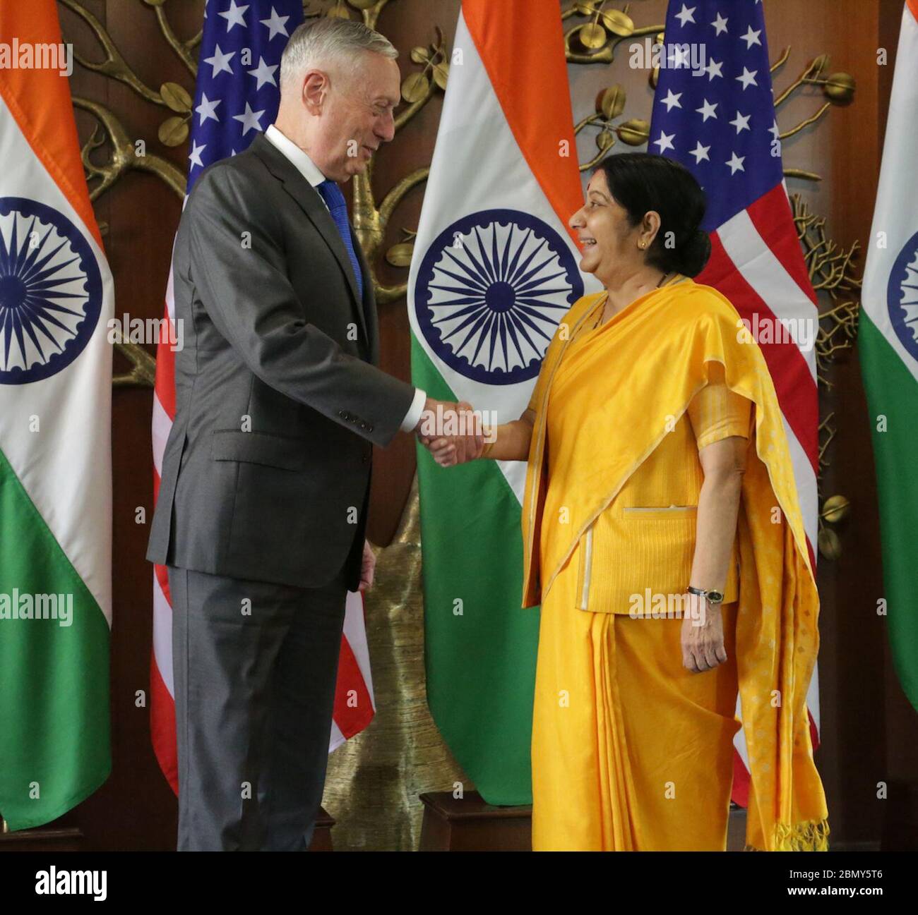 Secretario Mattis con el Ministro de Asuntos Exteriores de la India Swaraj en el diálogo Estados Unidos-India 2+2 el Secretario de Defensa James Mattis se reúne con el Ministro de Asuntos Exteriores de la India Sushma Swaraj en el diálogo Estados Unidos-India 2+2 en Nueva Delhi, India, el 6 de septiembre de 2018. Foto de stock