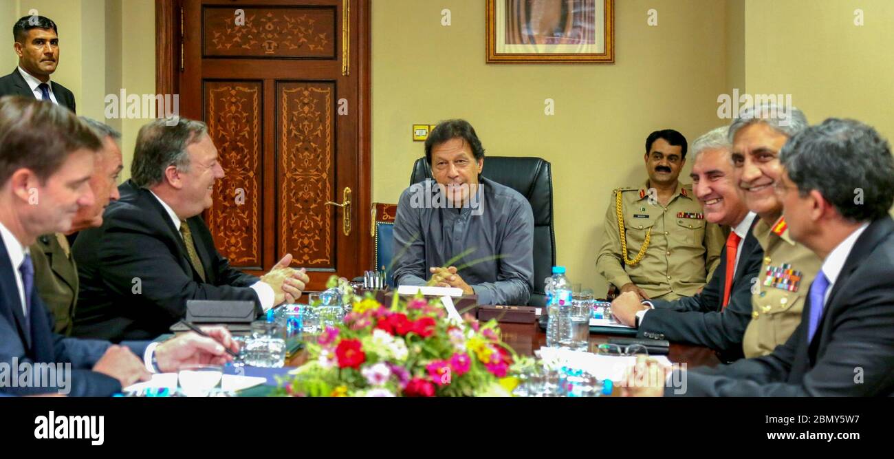 El Secretario Pompeo participa en una reunión con el primer Ministro de Pakistán Khan el Secretario de Estado de los Estados Unidos Michael R. Pompeo participa en una reunión con el primer Ministro de Pakistán Imran Khan en Islamabad, Pakistán, el 5 de septiembre de 2018. Foto de stock