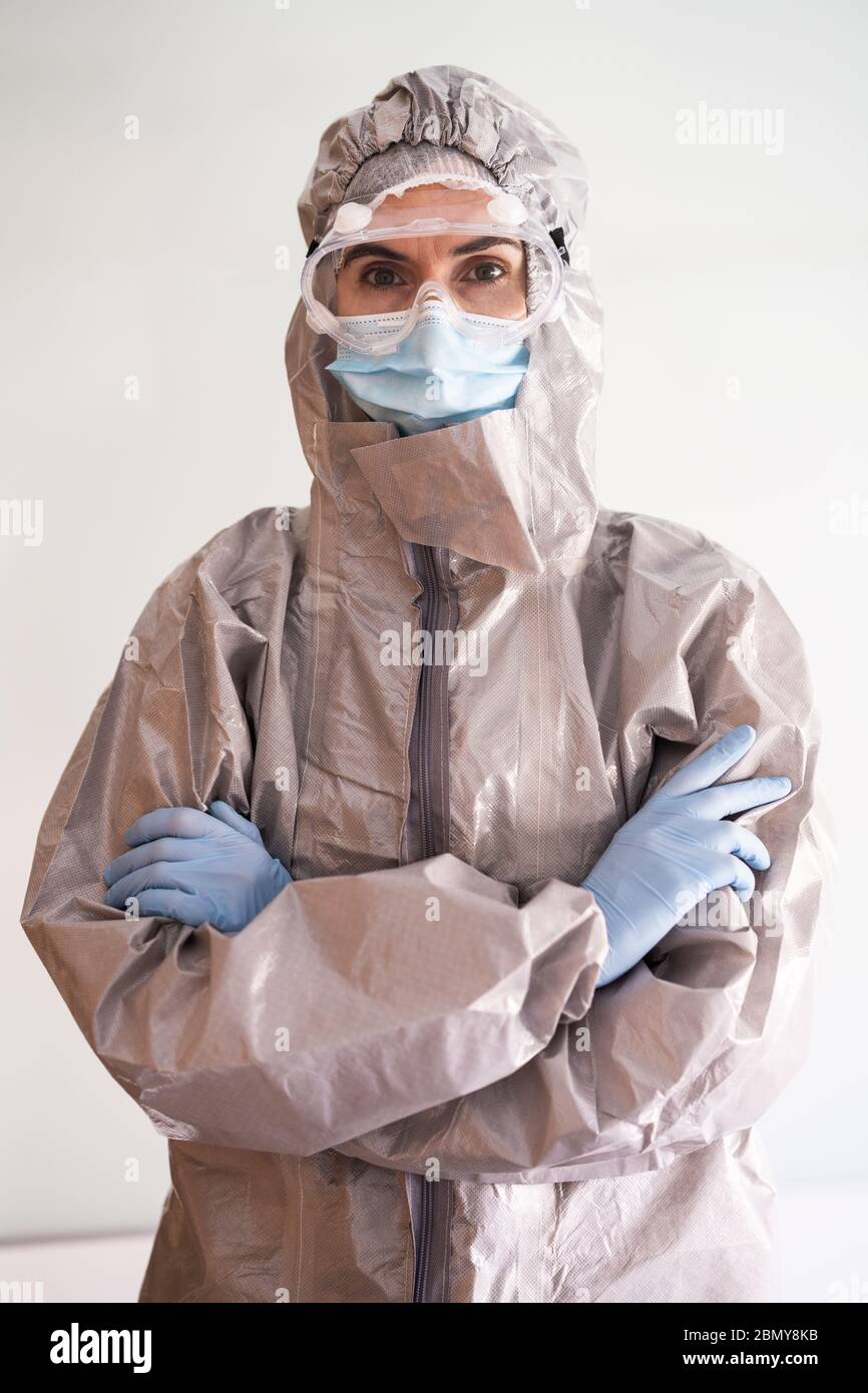 Médico o técnico de laboratorio científico en equipo de protección personal PPE Foto de stock