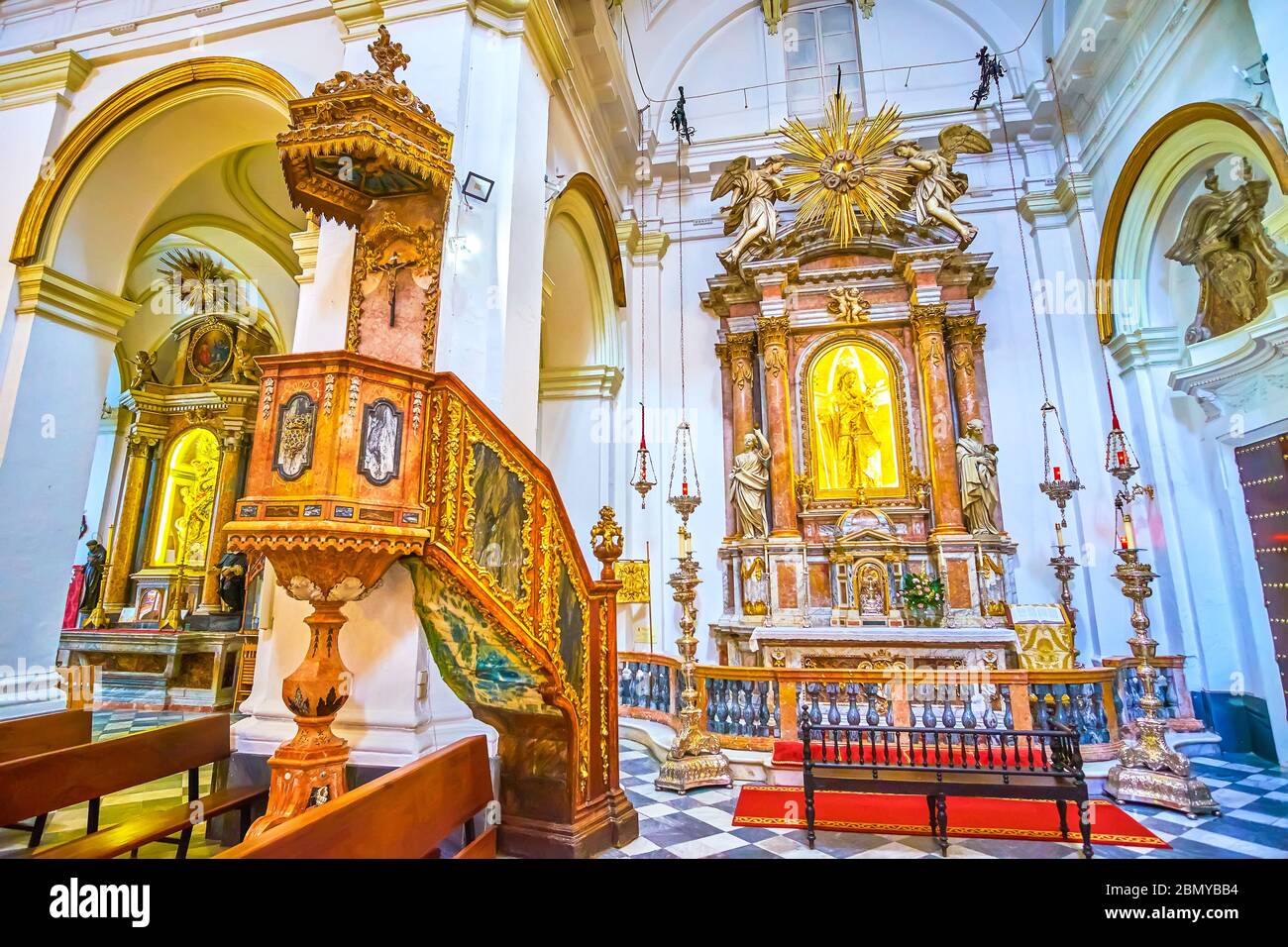 CÁDIZ, ESPAÑA - 24 DE SEPTIEMBRE de 2019: El espléndido interior de la  Iglesia del Rosario (Iglesia del Rosario) con púlpito de madera tallada y  capilla interior con Son Fotografía de stock - Alamy