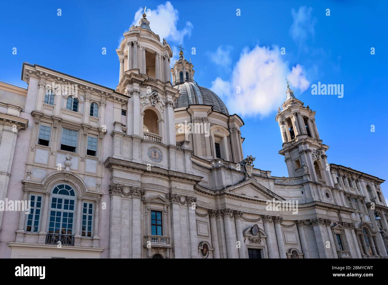 Vista de la fachada de la iglesia de Sant Agnese en Agone, construida en el lugar donde se expuso el cuerpo martirizado de San Agnes. En Piazza Navona, Roma, Italia Foto de stock